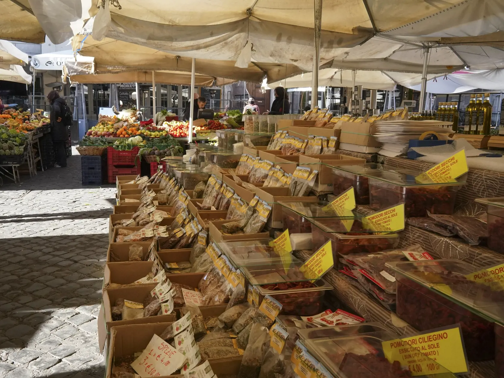 MIK 17 Rím - Len málo ľudí je vidieť na trhu Campo dei Fiori v Ríme 10. marca 2020. Talianska vláda ubezpečuje svojich občanov, že supermarkety zostanú otvorené a zásobené aj po prepuknutí paniky po rozsiahlych antivírusových opatreniach. FOTO TASR/AP

Few people are seen at the Campo dei Fiori open-air market, in Rome, Tuesday, March 10, 2020. The Italian government is assuring its citizens that supermarkets will remain open and stocked after panic buying erupted after broad anti-virus measures