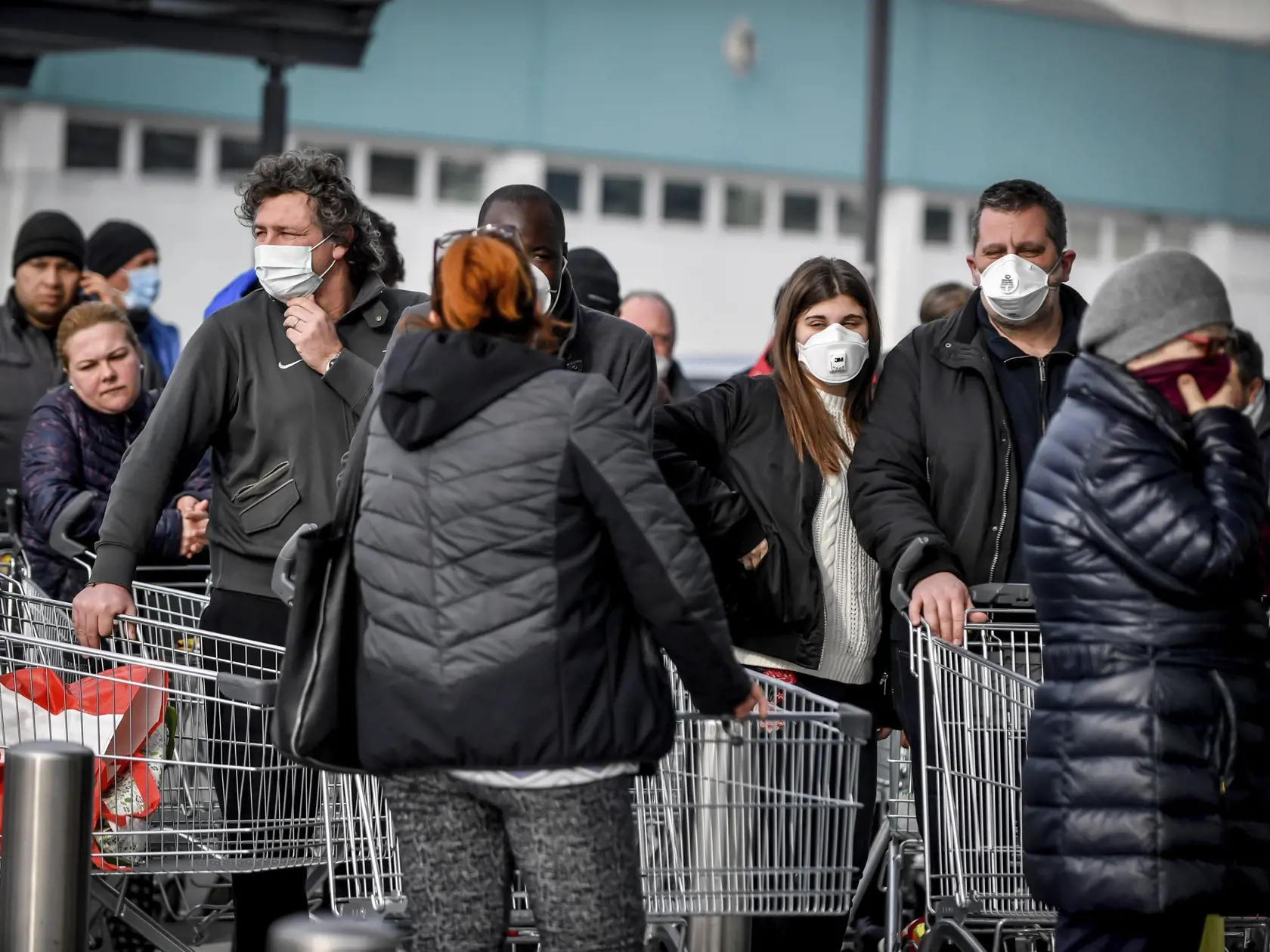 KK39 Codogno - Na snímke ľudia s ochrannými rúškami na tvárach stoja pred supermarketom v talianskom meste Codogno 23. februára 2020.  Novým koronavírusom SARS-CoV-2 sa v Taliansku nakazilo už viac ako 100 ľudí. Oznámil to v nedeľu vo vysielaní spravodajskej televízie Sky TG24 guvernér regiónu Lombardsko Attilio Fontana.  Taliansko sa tak stalo najviac zasiahnutou krajinou v Európe. Najviac zo 132 infikovaných (89) hlásila práve z Lombardska. Prvé prípady boli zaznamenané aj v regiónoch Piemont 