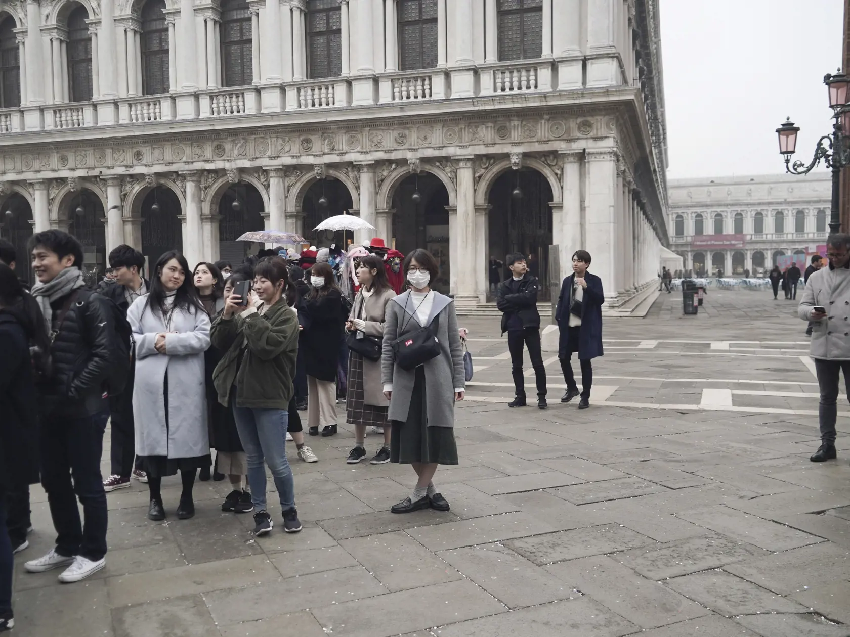 KK3 Benátky - Japonskí turisti počas návštevy Námestia sv. Marka 25. februára 2020 v Benátkach. Od piatka 21. februára stúpol počet nakazených v Taliansku zo šesť na 229, čo predstavuje najvyšší počet potvrdených prípadov nákazy v Európe. V pondelok sa nárast počtu nových prípadov stabilizoval, keď hlásili len desať ďalších prípadov nákazy. Na severe Talianska uzavreli viacero obcí, aby sa vírus nedostal do hospodárskej metropoly Miláno, turistického centra Benátky i iných regiónov. FOTO TASR/AP