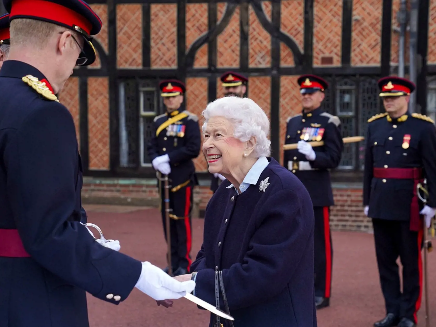 Kráľovná Alžbeta sa tak po dlhej prestávke ukázala na verejnosti s Kráľovským kanadským delostrelectvom na zámku Windsor len dva dni po tom, čo prvýkrát verejne hovorila o svojom zosnulom manželovi, princovi Philipovi.