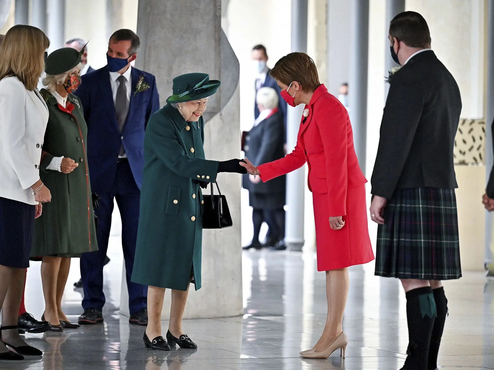 JB 36 Edinburgh - Škótska premiérka Nicola Sturgeonová (uprostred vpravo) víta britskú kráľovnú Alžbetu II. (uprostred vľavo) počas jej príchodu do škótskeho parlamentu v Edinburghu 2. októbra 2021, kde vystúpi s príhovorom na ustanovujúcom zasadnutí škótskeho parlamentu, ktorý vzišiel z májových volieb. FOTO TASR/AP 

Britain's Queen Elizabeth II is greeted by Scotland's First Minister Nicola Sturgeon, right, as she arrives at the Scottish Parliament to deliver a speech in the debating chamber 
