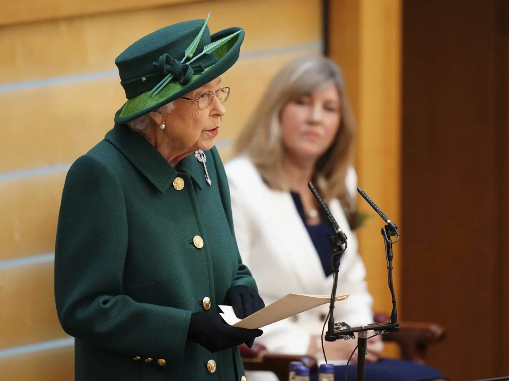 JB 25 Edinburgh - Britská kráľovná Alžbeta II. počas príhovoru na ustanovujúcom zasadnutí škótskeho parlamentu, ktorý vzišiel z májových volieb v Edinburghu 2. októbra 2021. FOTO TASR/AP 

Britain's Queen Elizabeth II delivers her speech in the debating chamber to mark the official start of the sixth session of the Scottish Parliament, in Edinburgh, Scotland, Saturday, Oct. 2, 2021. (Jane Barlow/Pool Photo via AP)