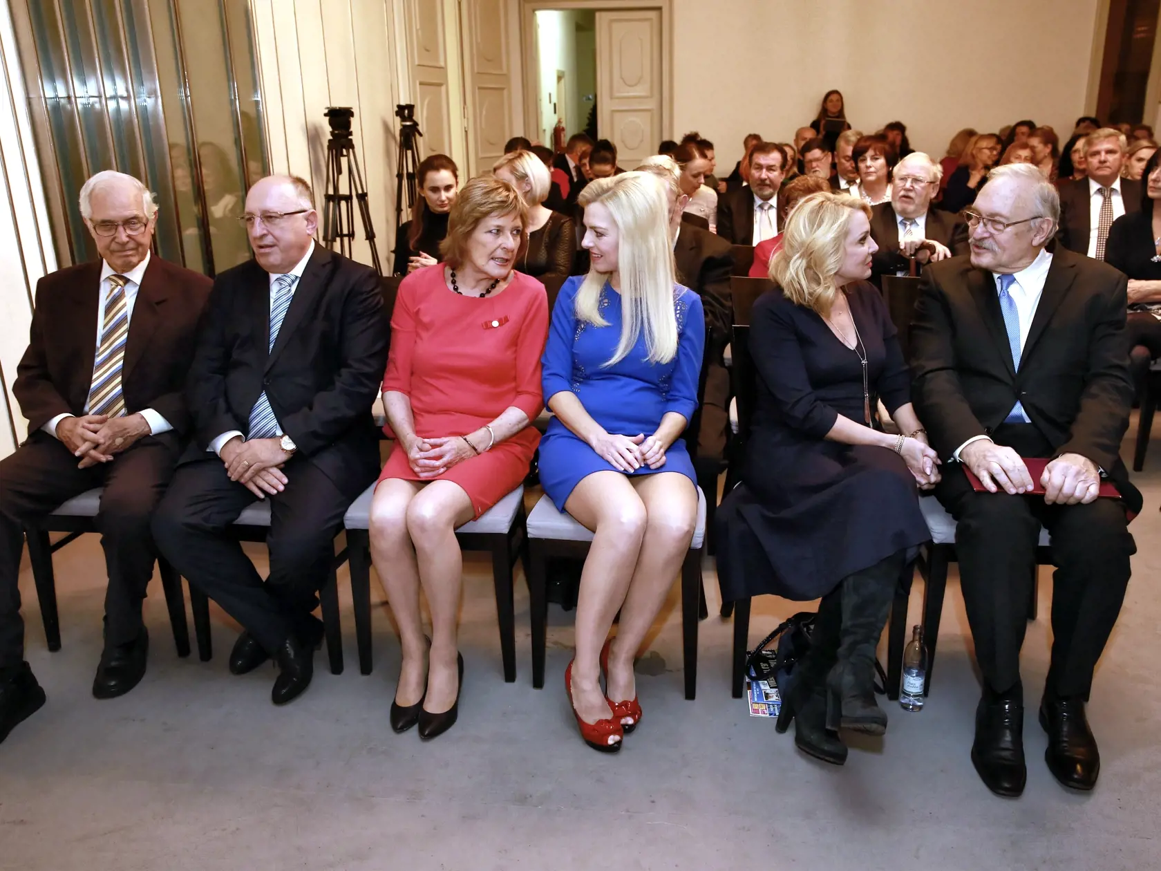 Na snímke ocenené osobnosti Bratislavy za rok 2016 a medzi nimi aj JURAJ SARVAŠ.