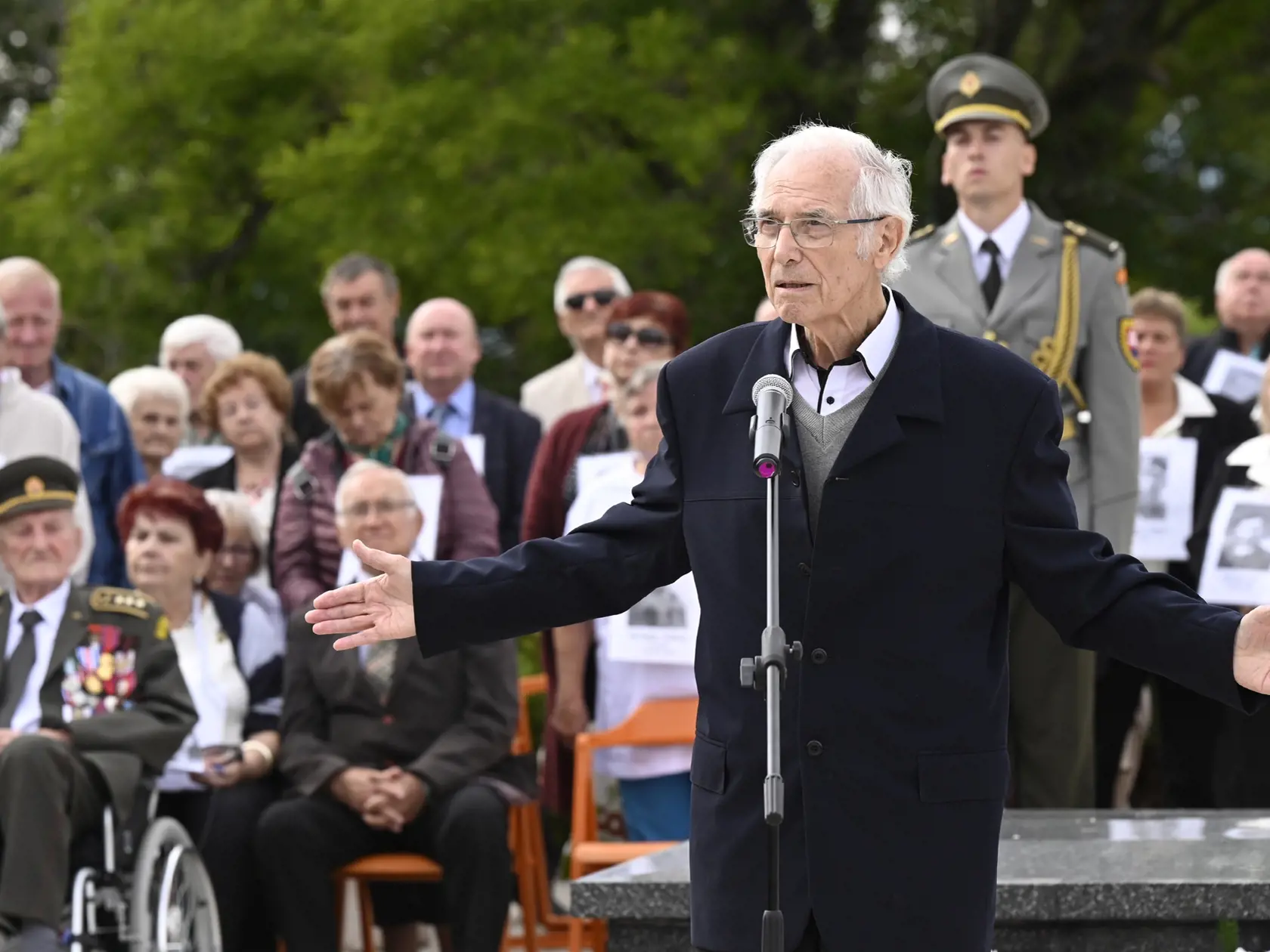 Na snímke Juraj Sarvaš recituje báseň pri pamätníku  počas osláv 77. výročia Slovenského národného povstania (SNP) na Jankovom vŕšku pri Uhrovci, okres Bánovce nad Bebravou, v sobotu 28. augusta 2021. FOTO TASR - Radovan Stoklasa