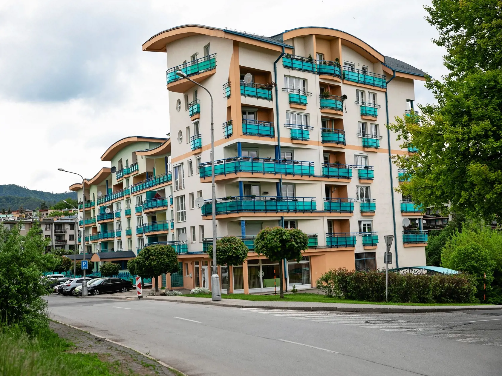 Bývanie v Banskej Bystrici: Z balkóna má herec nádherný výhľad na hory. Hoci nepije, na stole má rôzne druhy alkoholu s názvami Sládkovičových diel.
