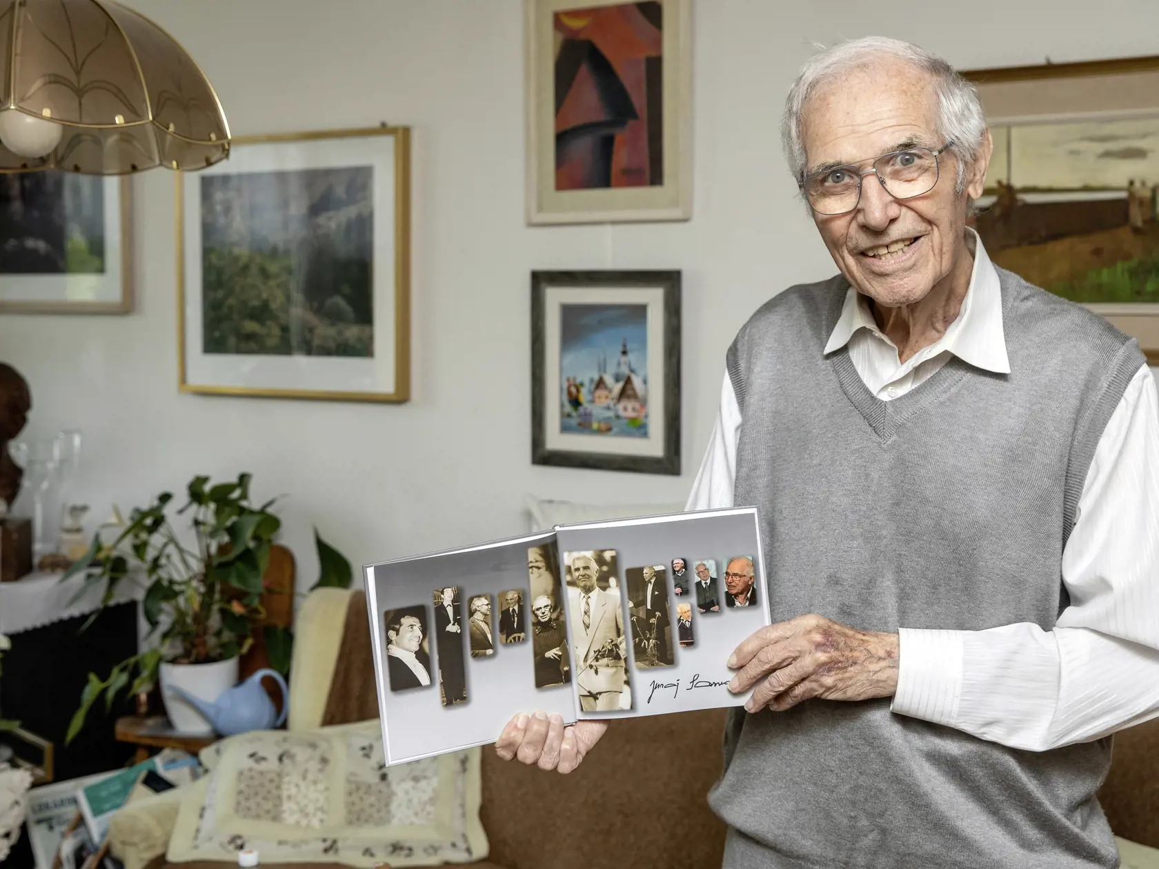 Aktuálne žije striedavo v Banskej Bystrici a v Bratislave. V rukách drží najnovšiu publikáciu od Zuzany Budinskej a kol. s názvom Juraj Sarvaš 90.