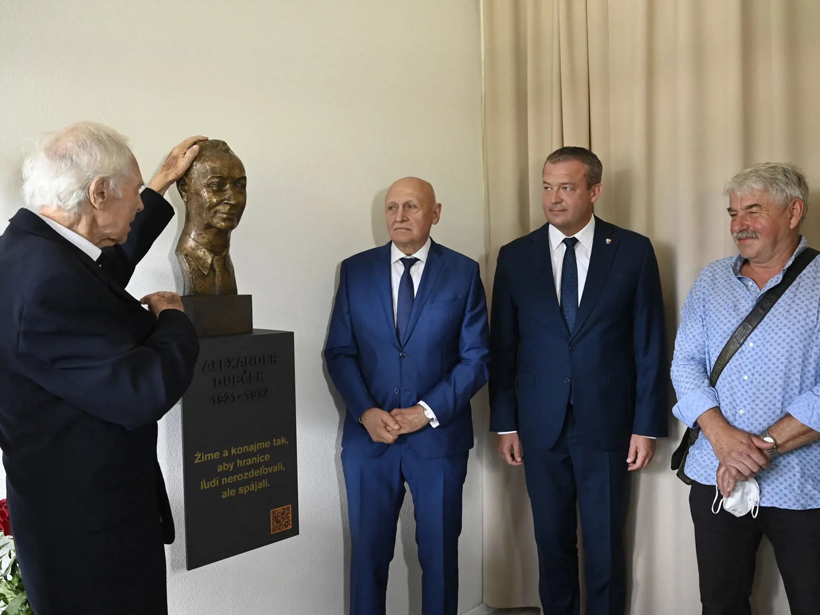 Na snímke zľava Juraj Sarvaš, Pavol Dubček, predseda Trenčianskeho samosprávneho kraja (TSK) Jaroslav Baška a sochár Igor Mosný počas odhalenia busty Alexandra Dubčeka, 28. augusta 2021 vo vestibule kultúrnho domu v obci Uhrovec. Pri príležitosti 100. výročia narodenia A. Dubčeka v jeho rodnej obci usporiadala trenčianska župa slávnostné zhromaždenie. FOTO TASR - Radovan Stoklasa