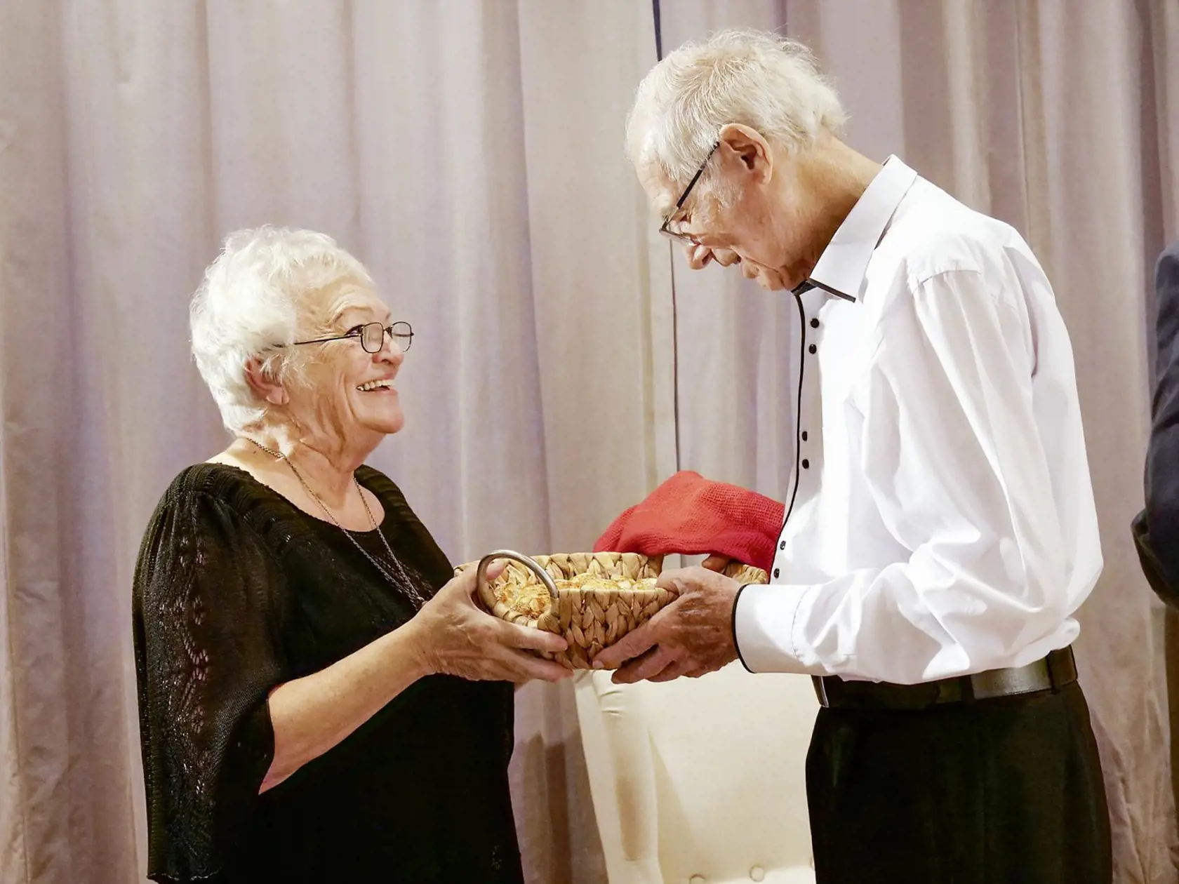 JEDNA Z NAJMILŠÍCH
Zablahoželať mu prišla i herečka
a recitátorka Ida Rapaičová.