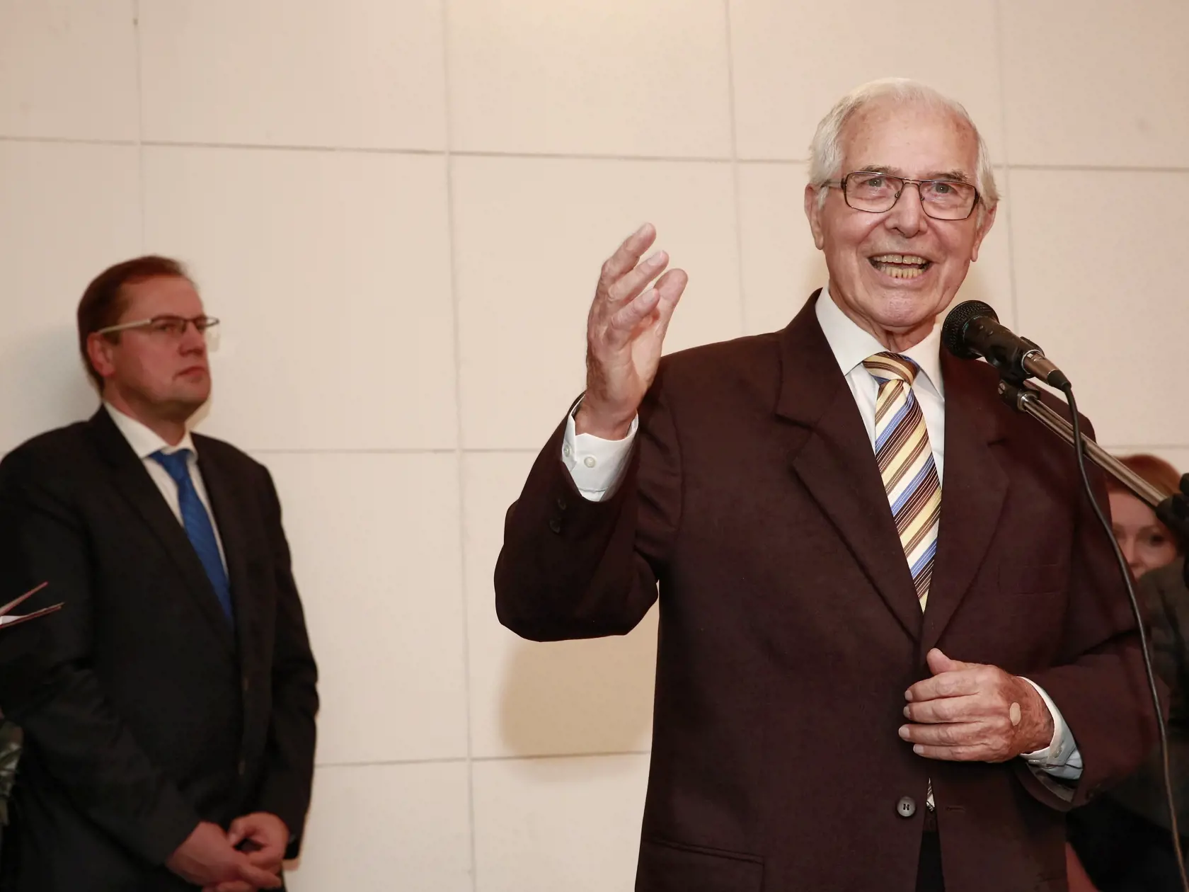 Aktuálne žije striedavo v Banskej Bystrici a v Bratislave.