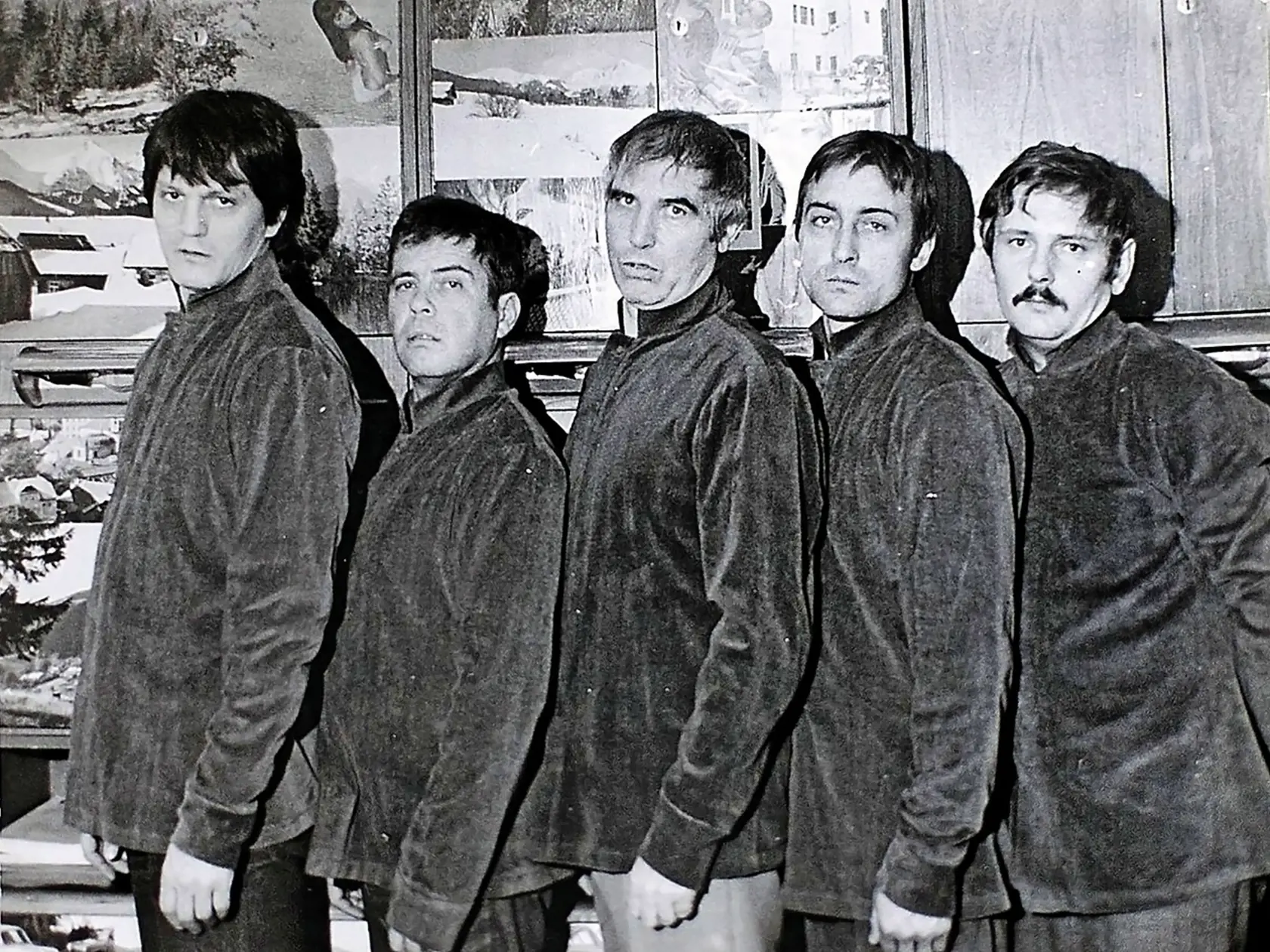 Legendárna šatňa 42 a jejm„obyvatelia“. Zľava JOZEF ADAMOVIČ, OLDO HLAVÁČEK, JURAJ SARVAŠ, MICHAL DOČOLOMANSKÝ a JURAJ SLEZÁČEK.