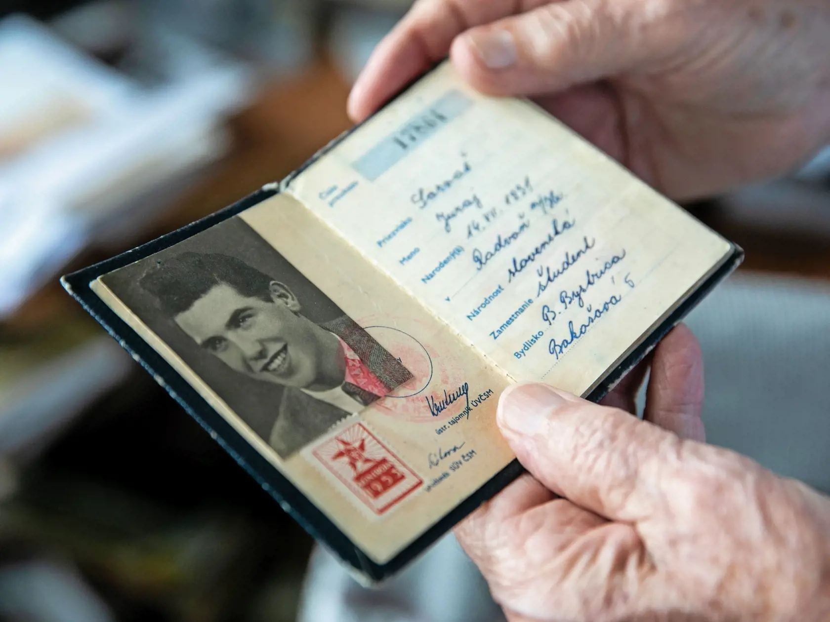 Legitimácia Československého zväzu mládeže: Členstvo otváralo dvere Bývanie v Banskej Bystrici: Z balkóna
má herec nádherný výhľad na hory. Hoci
nepije, na stole má rôzne druhy alkoholu
s názvami Sládkovičových diel.k organizovaniu podujatí a večierkov.