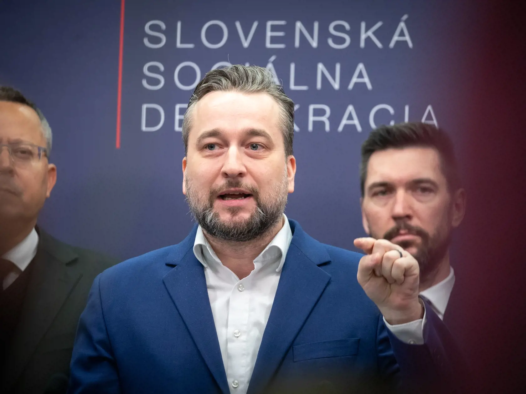„Dnešná relácia O 5 minút 12 naplno potvrdila rozklad RTVS. Prepáčte, ale to, čo stvára Jančkárová, je absolútnou hanbou žurnalistiky,“ rozhorčoval sa Blaha.