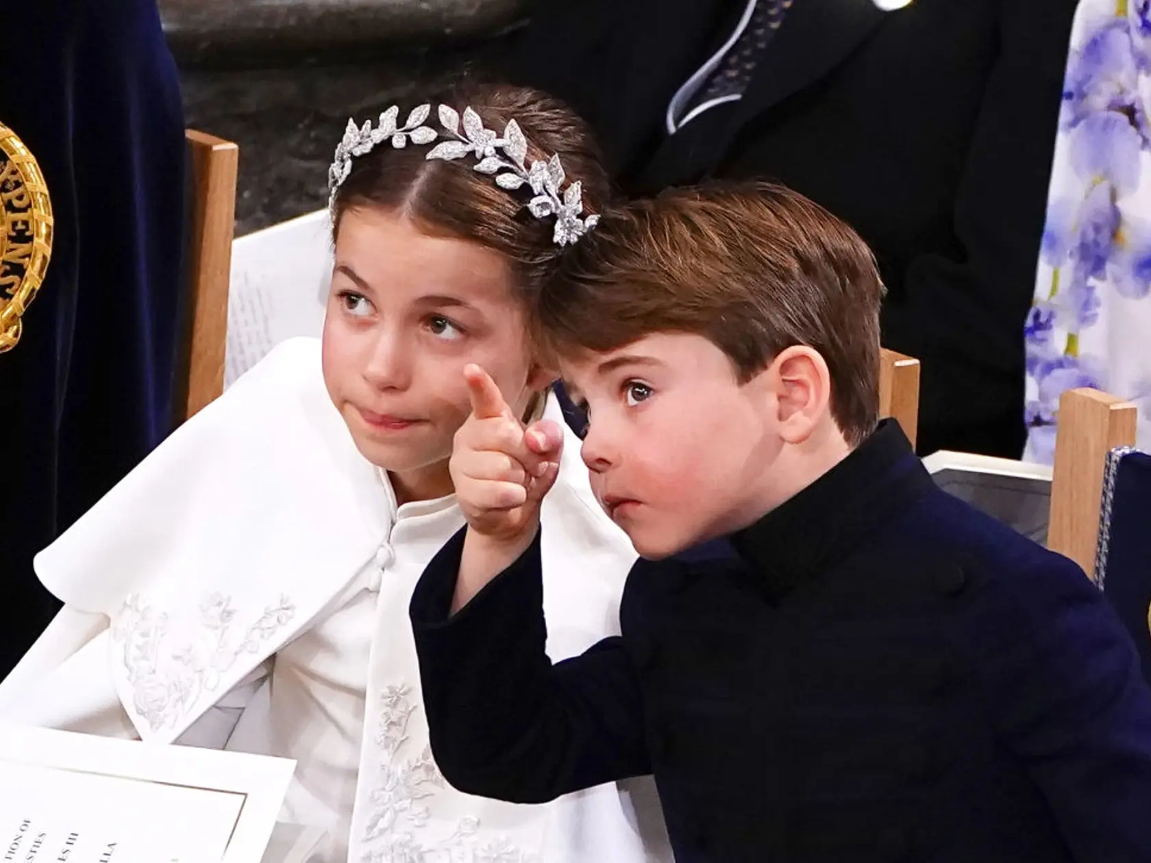 Princa Louisa zaujalo niečo iné ako korunovácia, musel to ukázať sestre, princeznej Charlotte.
