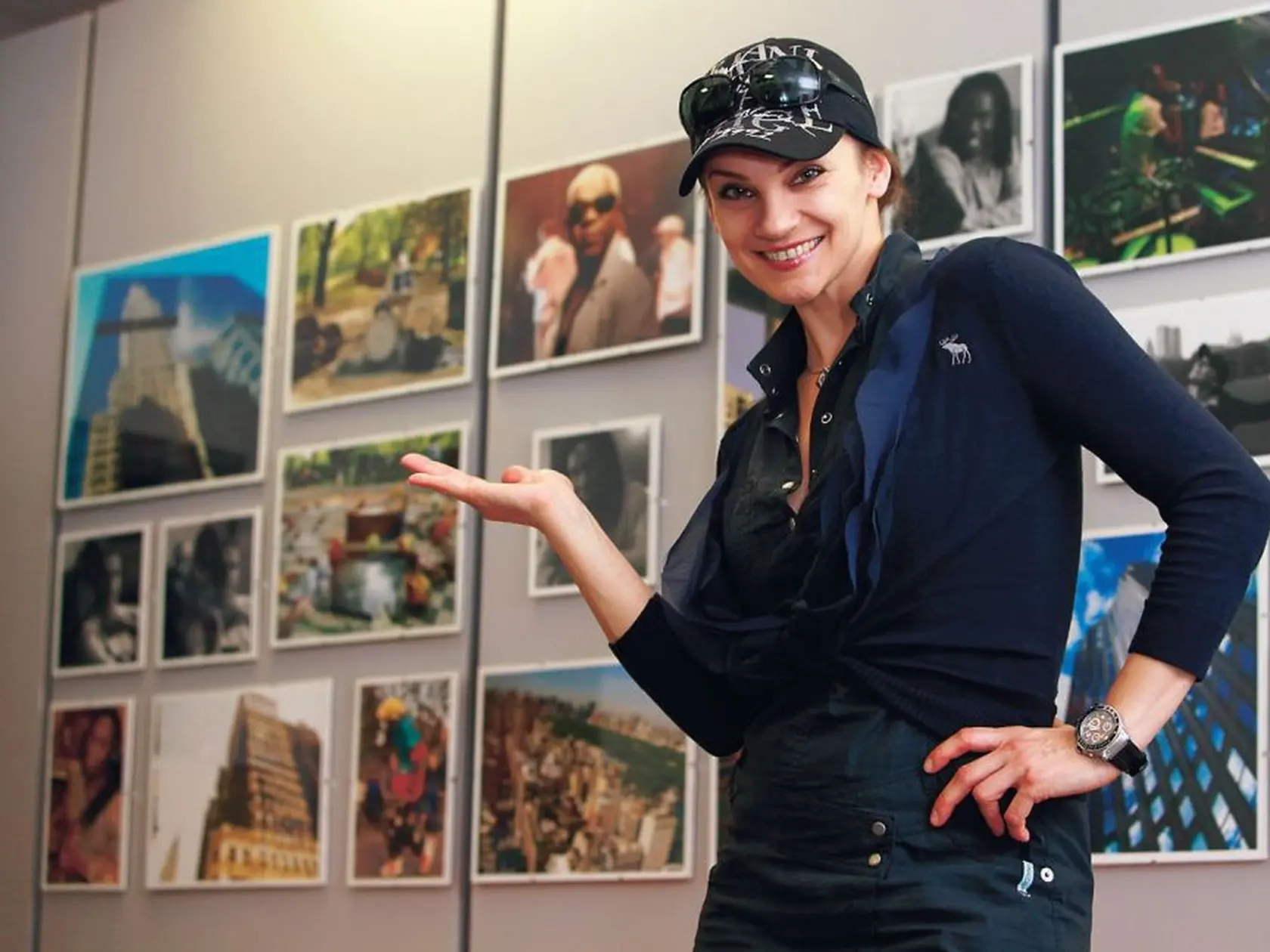 Speváčka Misha v pozadí s fotografiami New Yorku. Rovnako vášnivo ako mesto sníma aj prírodu.