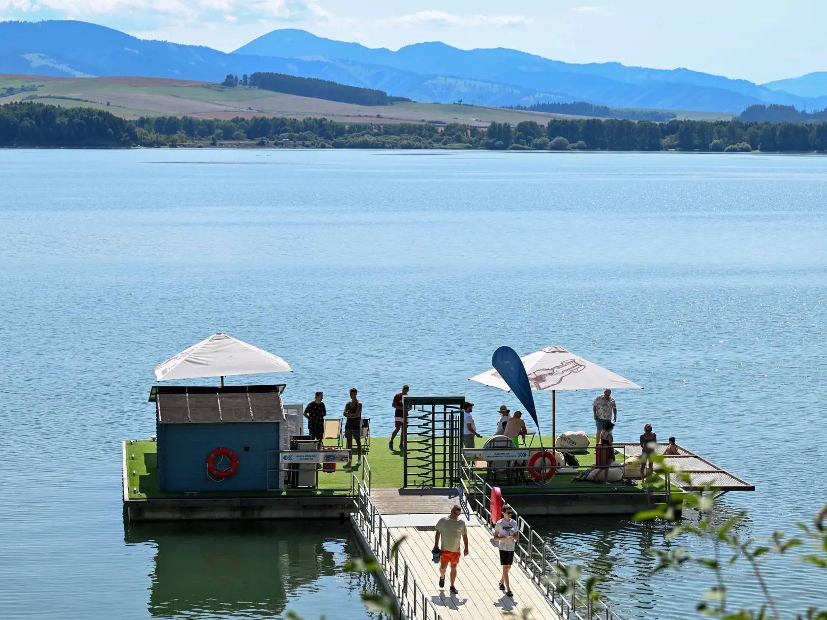 Už tretí deň prebieha intenzívne pátranie na Liptovskej Mare. Do tejto nádrže mal totiž skočiť z vodného bickyla muž, ktorý sa žiaľ, nad hladinu už nevynoril.