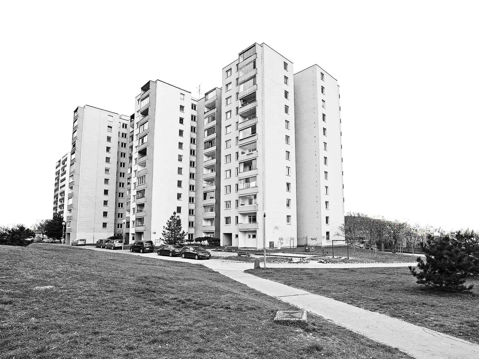 Do roku 1989 sa byty prideľovali vo veľkej miere zdarma alebo stáli 20- až 40-tisíc Kčs.