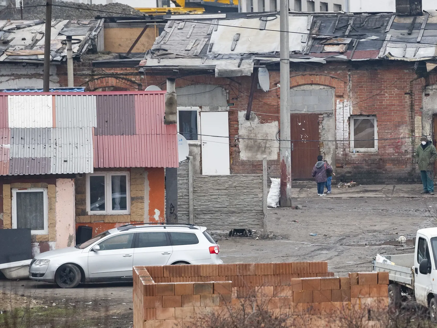 Na snímke rómska osada Glejovka v Pezinku, ktorá je v karanténe od pondelka 8. februára na základe nariadenia regionálneho úradu verejného zdravotníctva. Dôvodom je zvýšený počet pozitívnych prípadov na ochorenie COVID-19. Pezinok, 9. februára 2021. FOTO TASR - Jaroslav Novák