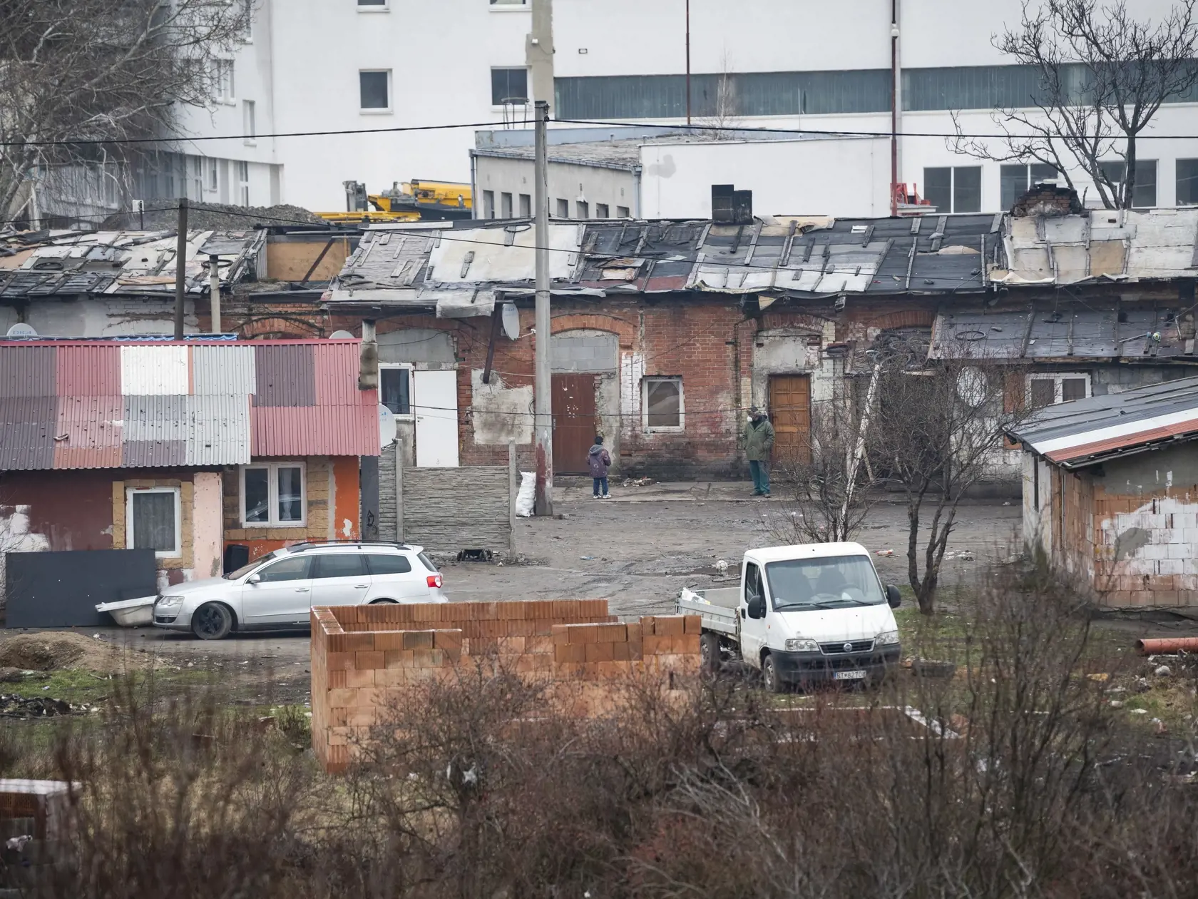 Na snímke rómska osada Glejovka v Pezinku, ktorá je v karanténe od pondelka 8. februára na základe nariadenia regionálneho úradu verejného zdravotníctva. Dôvodom je zvýšený počet pozitívnych prípadov na ochorenie COVID-19. Pezinok, 9. februára 2021. FOTO TASR - Jaroslav Novák