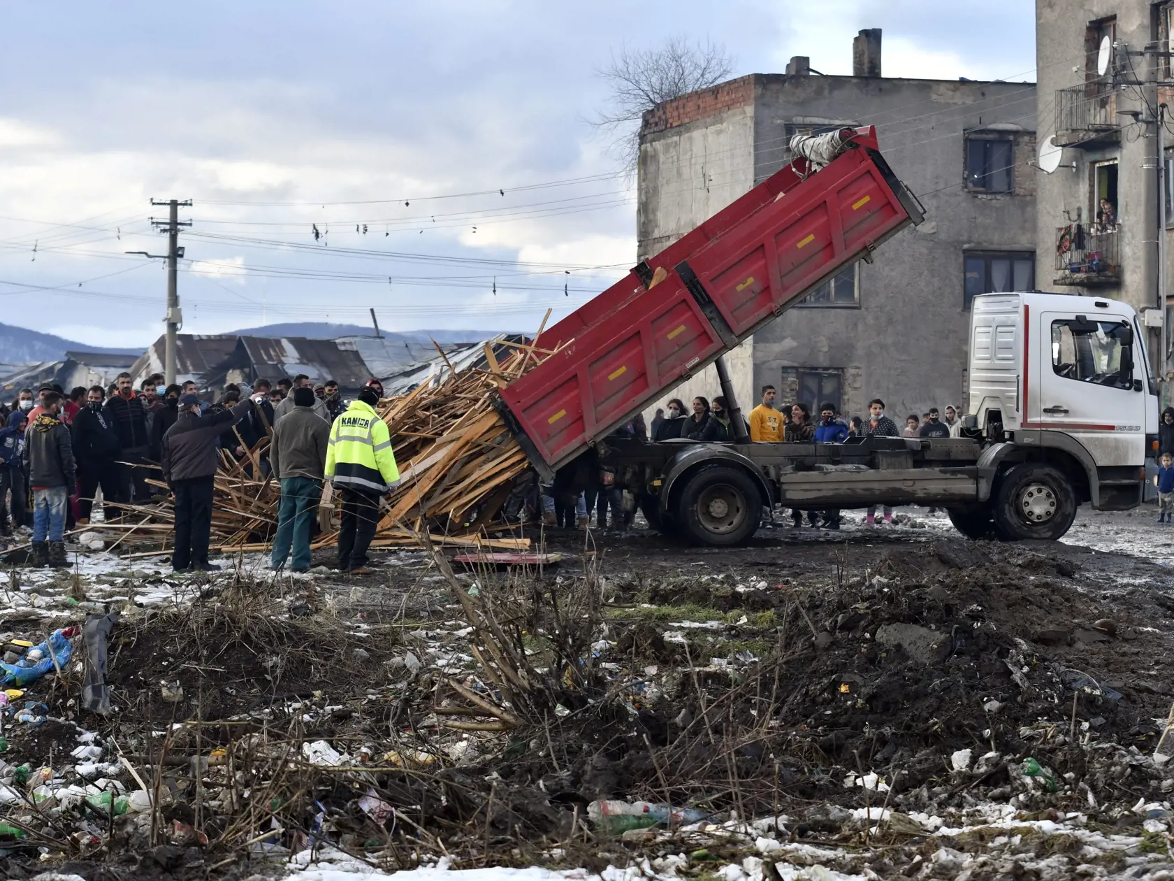 V rómskej osade v obci Sačurov v okrese Vranov nad Topľou po pretestovaní obyvateľov antigénovými testami odhalili 113 prípadov na ochorenie Covid-19. Na dodržiavanie karantény v rómskej osade dohliadajú od štvrtka rána policajti, popoludní hliadky posilnili i vojaci. Na snímke auto s drevom pred rómskou osadou v obci Sačurov 4. februára 2021. FOTO TASR - Roman Hanc