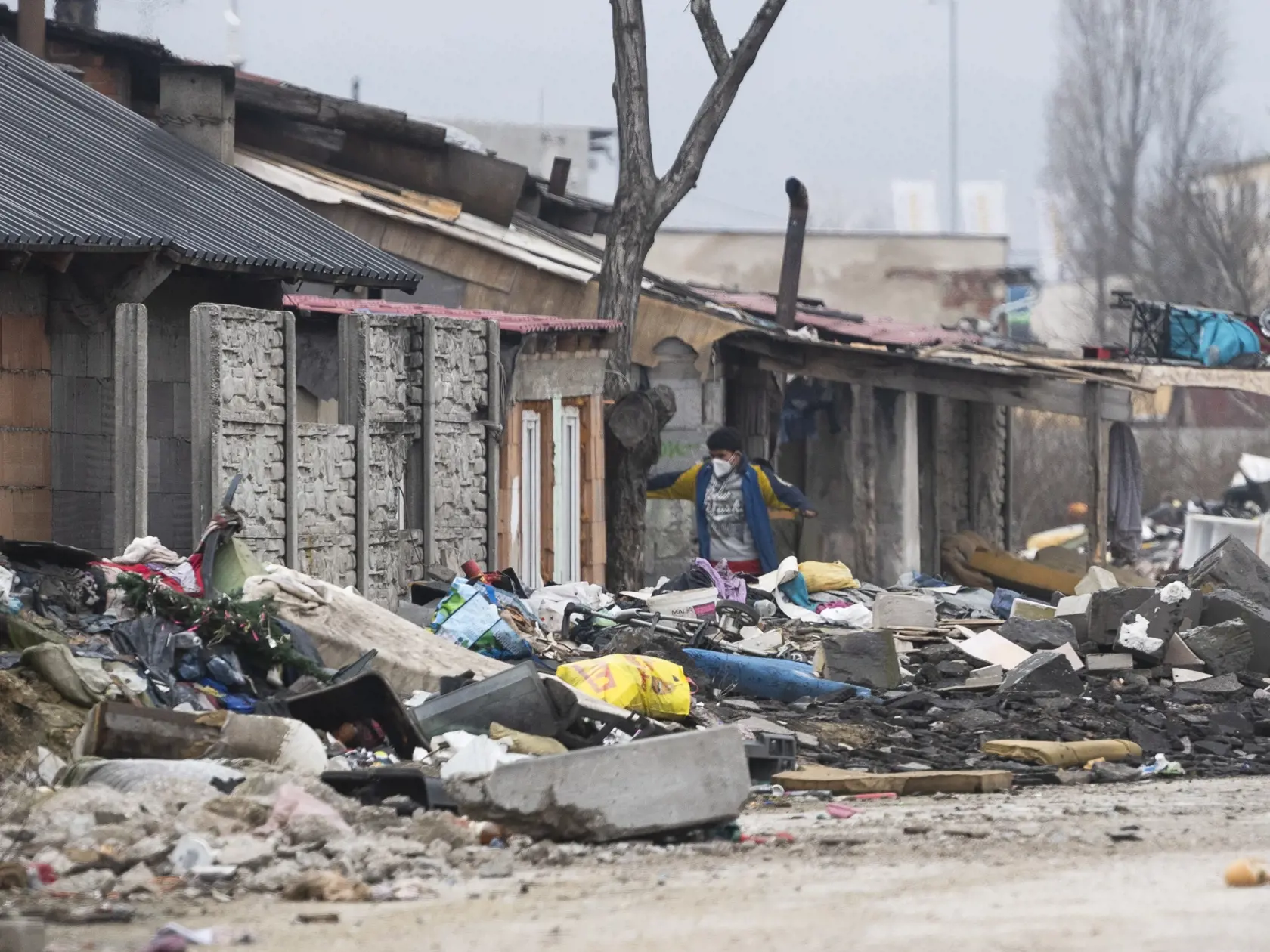 Na snímke rómska osada Glejovka v Pezinku, ktorá je v karanténe od pondelka 8. februára na základe nariadenia regionálneho úradu verejného zdravotníctva. Dôvodom je zvýšený počet pozitívnych prípadov na ochorenie COVID-19. Pezinok, 9. februára 2021. FOTO TASR - Jaroslav Novák