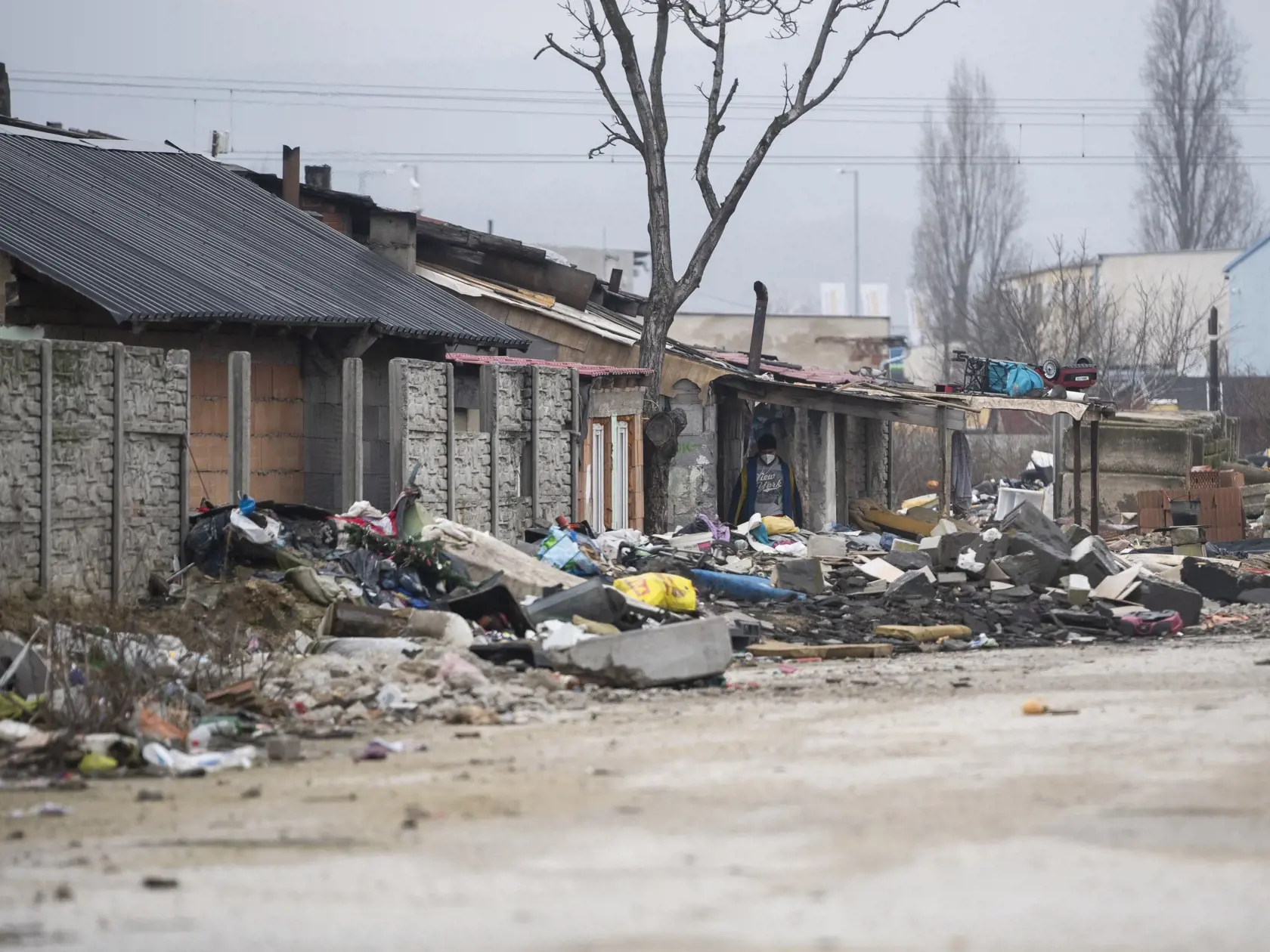 Na snímke rómska osada Glejovka v Pezinku, ktorá je v karanténe od pondelka 8. februára na základe nariadenia regionálneho úradu verejného zdravotníctva. Dôvodom je zvýšený počet pozitívnych prípadov na ochorenie COVID-19. Pezinok, 9. februára 2021. FOTO TASR - Jaroslav Novák