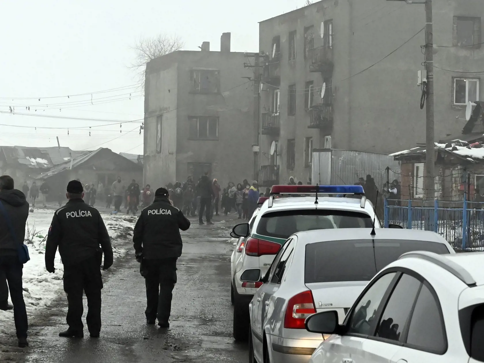 V rómskej osade v obci Sačurov v okrese Vranov nad Topľou po pretestovaní obyvateľov antigénovými testami odhalili 113 prípadov na ochorenie Covid-19. Na snímke policajti hliadkujú pred rómskou osadou v obci Sačurov 3. februára 2021. FOTO TASR - Roman Hanc