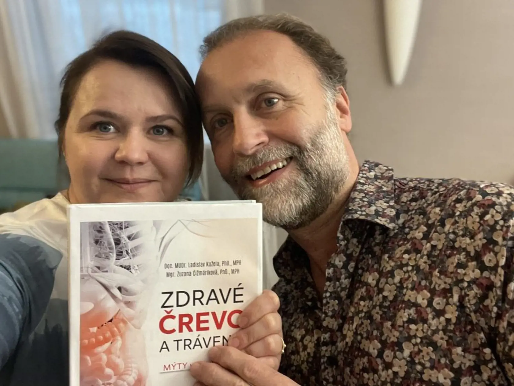 Spoluautorkou knihy je Kuželova bývalá hovorkyňa z NÚDCH Zuzana Čižmáriková.