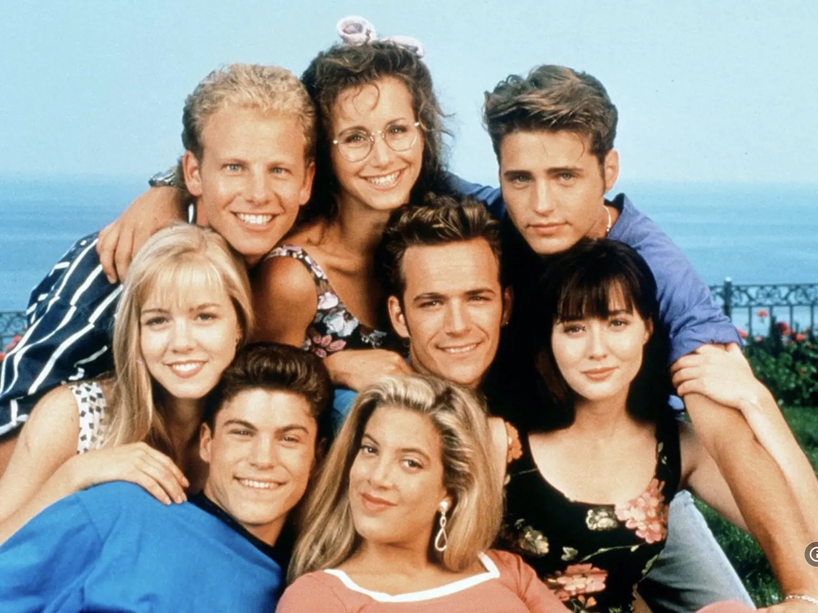 Filmové zábery zo seriálu Beverly Hills 90210 na škole West Beverly Hills High. V skutočnosti sa škola volá Torrance High School a ani sa nenachádza v Beverly Hills.