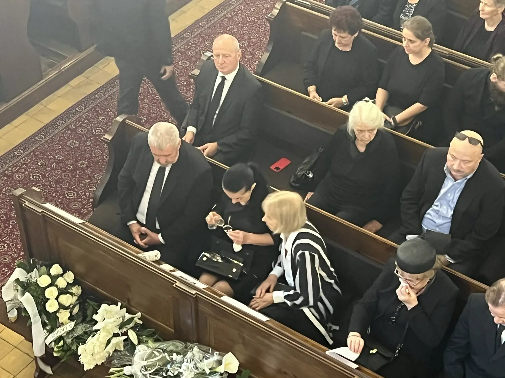 Posledná rozlúčka sa konala v evanjelickom kostole na Lazovnej ulici v Banskej Bystrici, odkiaľ umelec aj pochádzal. Na miesto prišla umelcova rodina pred jednou hodinou - hercova dcéra Svetlana s manželom Štefanom, bývalá manželka Zlatica Gillová, jeho družka a ďalšia dcéra. Nechýbali ani niektorí kolegovia z umeleckého sveta ako herci Dušan Cinkota, či Stanislav Štepka.