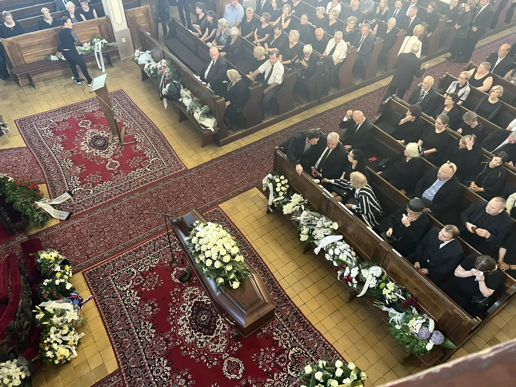 Dnes sa rodina a blízki rozlúčili so slovenským hercom, scenáristom, režisérom, pedagógom a recitátorom Jurajom Sarvašom, ktorý bol známy predovšetkým svojou tvorbou v oblasti rozhlasových hier a televíznych inscenácií.