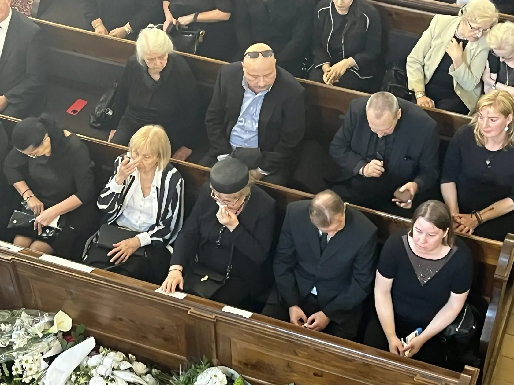 Posledná rozlúčka sa konala v evanjelickom kostole na Lazovnej ulici v Banskej Bystrici, odkiaľ umelec aj pochádzal. Na miesto prišla umelcova rodina pred jednou hodinou - hercova dcéra Svetlana s manželom Štefanom, bývalá manželka Zlatica Gillová, jeho družka a ďalšia dcéra. Nechýbali ani niektorí kolegovia z umeleckého sveta ako herci Dušan Cinkota, či Stanislav Štepka.