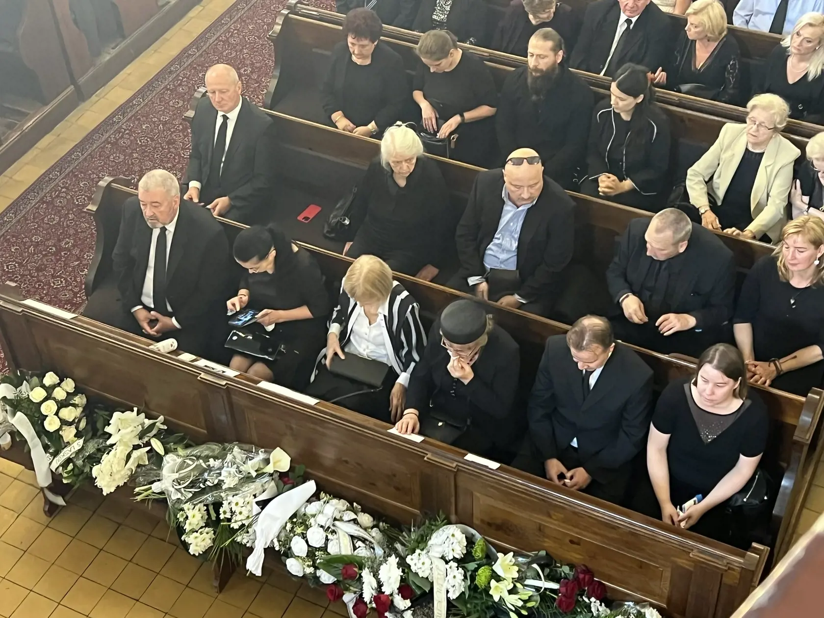 Dnes sa rodina a blízki rozlúčili so slovenským hercom, scenáristom, režisérom, pedagógom a recitátorom Jurajom Sarvašom, ktorý bol známy predovšetkým svojou tvorbou v oblasti rozhlasových hier a televíznych inscenácií.