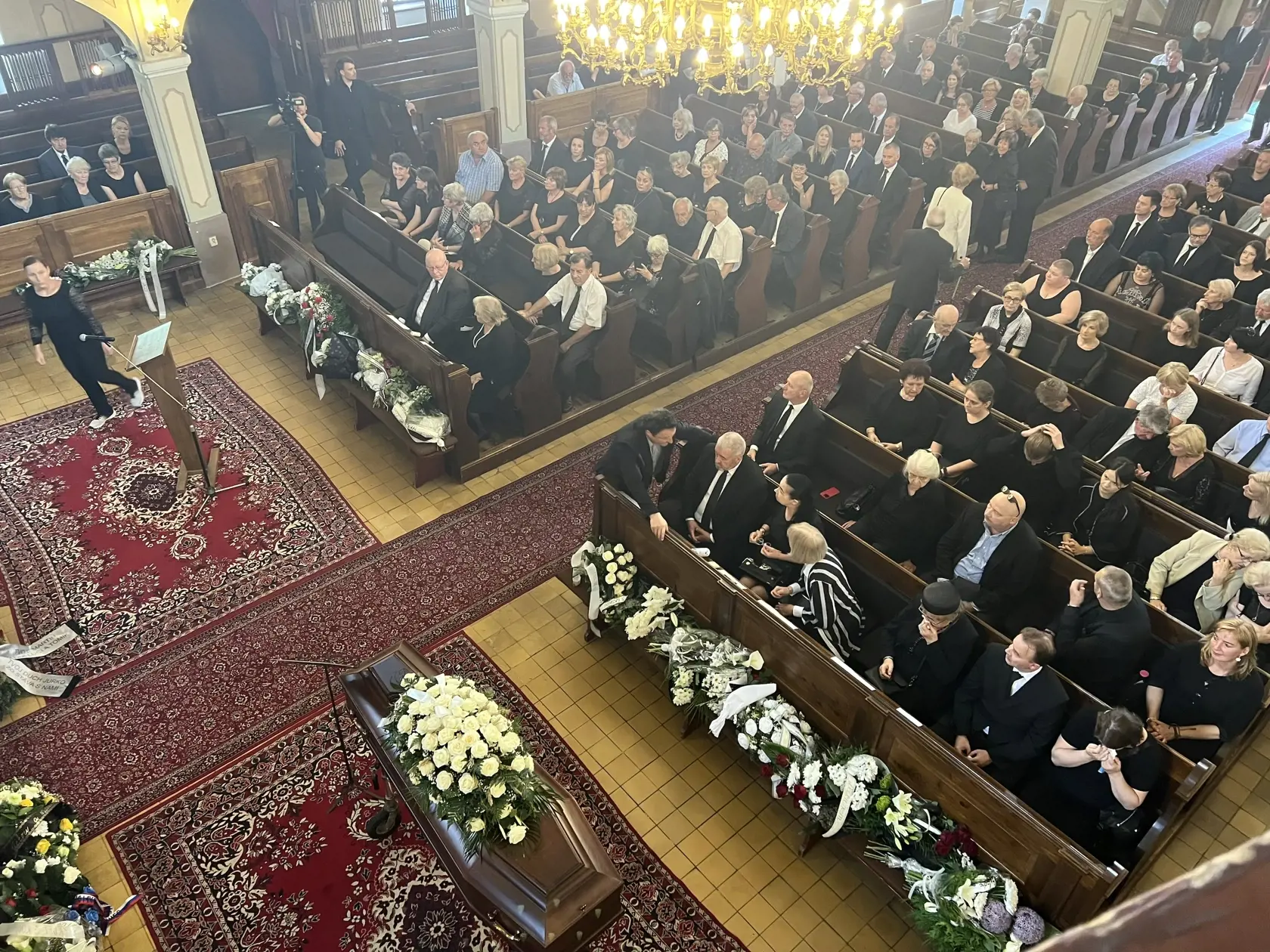 Dnes sa rodina a blízki rozlúčili so slovenským hercom, scenáristom, režisérom, pedagógom a recitátorom Jurajom Sarvašom, ktorý bol známy predovšetkým svojou tvorbou v oblasti rozhlasových hier a televíznych inscenácií.