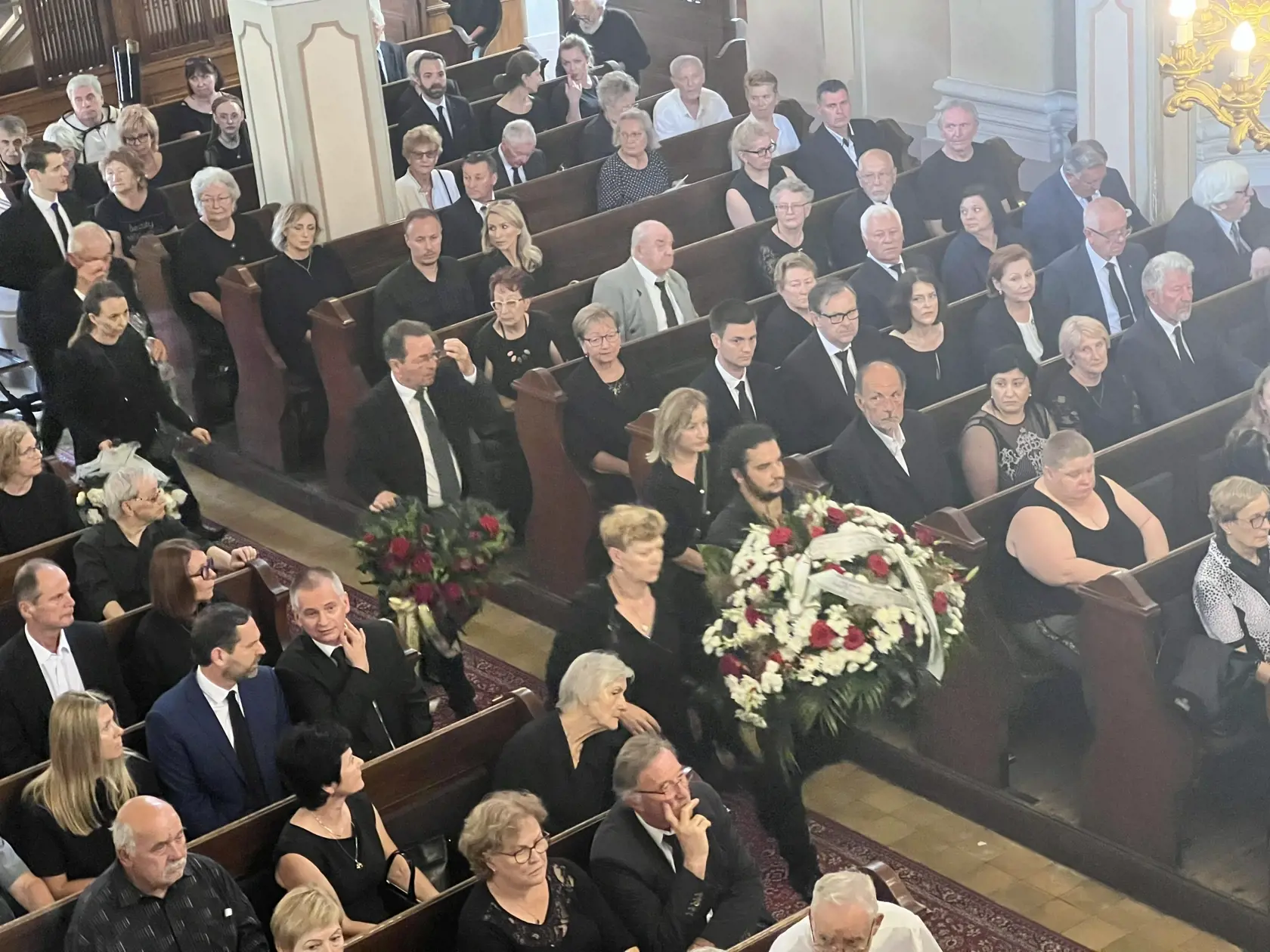 V minulosti si totiž sám nahral báseň so slovami "Ak zomriem v lete", ktorou sa takto naposledy rozlúčil so svojími najdrajšími. Juraja Sarvaša pochovali hneď vedľa jeho mamy a Jána Bottu, kde počas pochovávania odzneli slová zo Sládkovičovej Maríny.