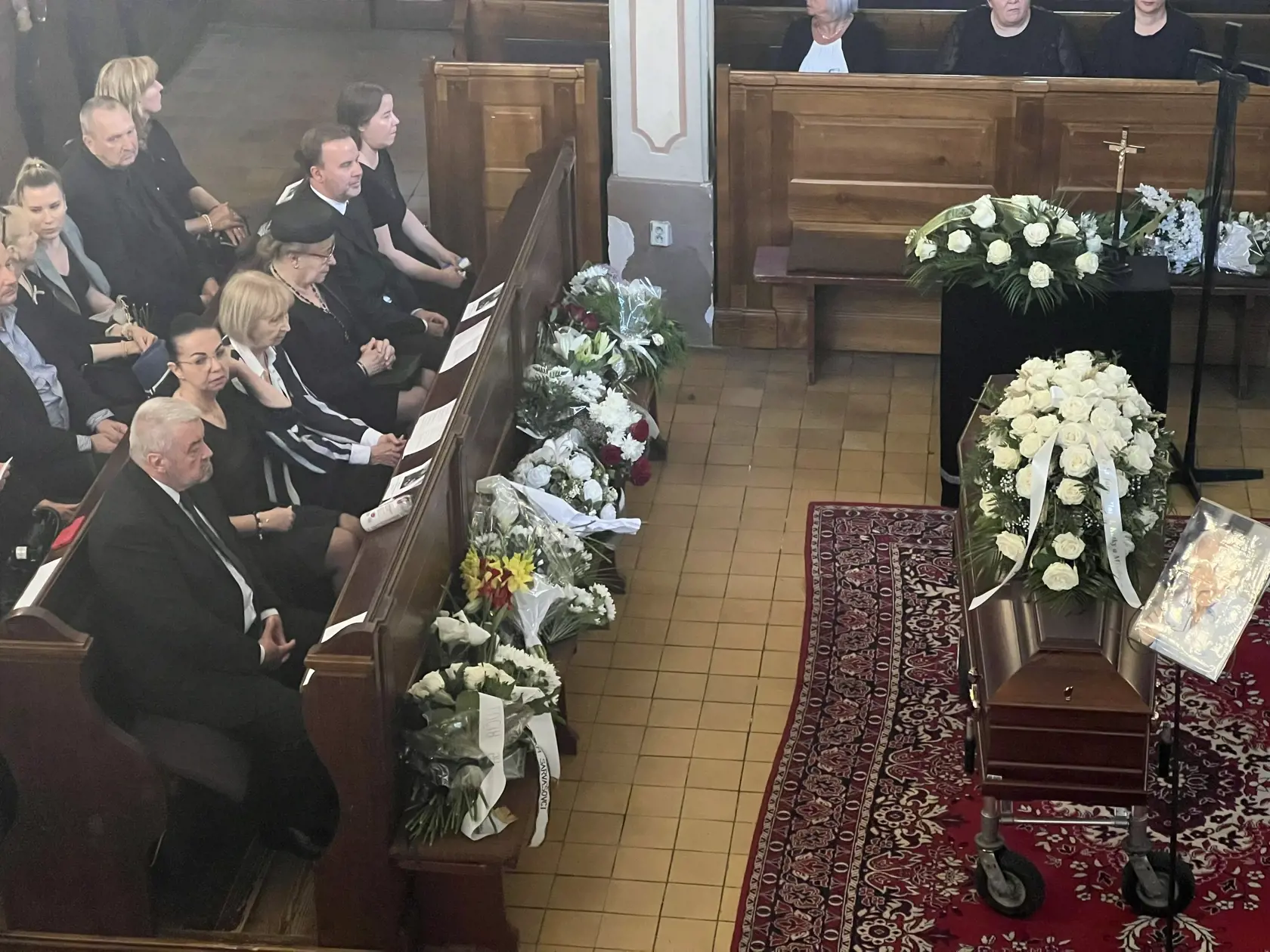 Avšak, najdojímavejším momentom rozlúčky bolo, keď odrazu v kostole zaznel hlas nebohého Sarvaša, čo prítomných prekvapilo.