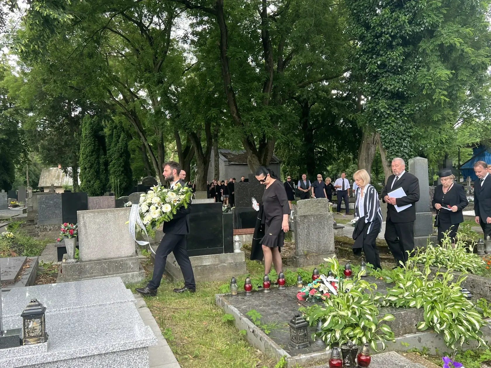 Juraja Sarvaša pochovali hneď vedľa jeho mamy a Jána Bottu, kde počas pochovávania odzneli slová zo Sládkovičovej Maríny.