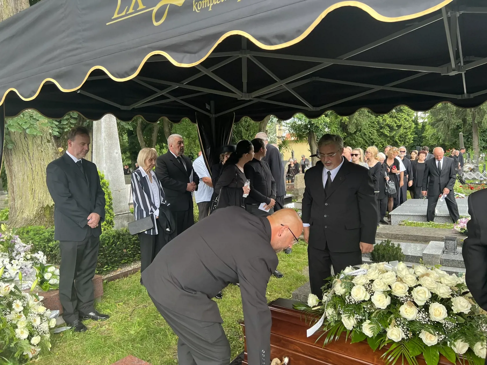 Juraja Sarvaša pochovali hneď vedľa jeho mamy a Jána Bottu, kde počas pochovávania odzneli slová zo Sládkovičovej Maríny.