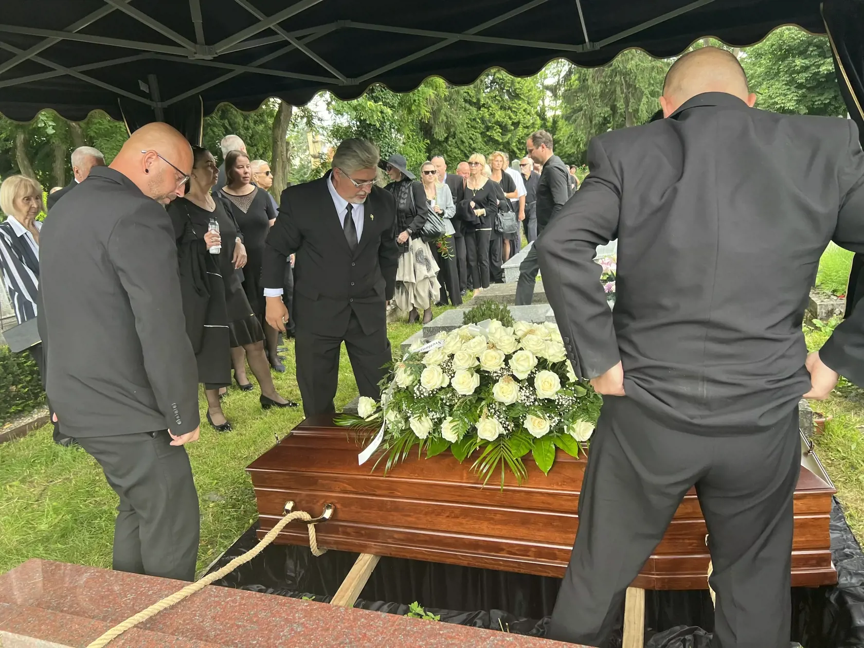 Juraja Sarvaša pochovali hneď vedľa jeho mamy a Jána Bottu, kde počas pochovávania odzneli slová zo Sládkovičovej Maríny.