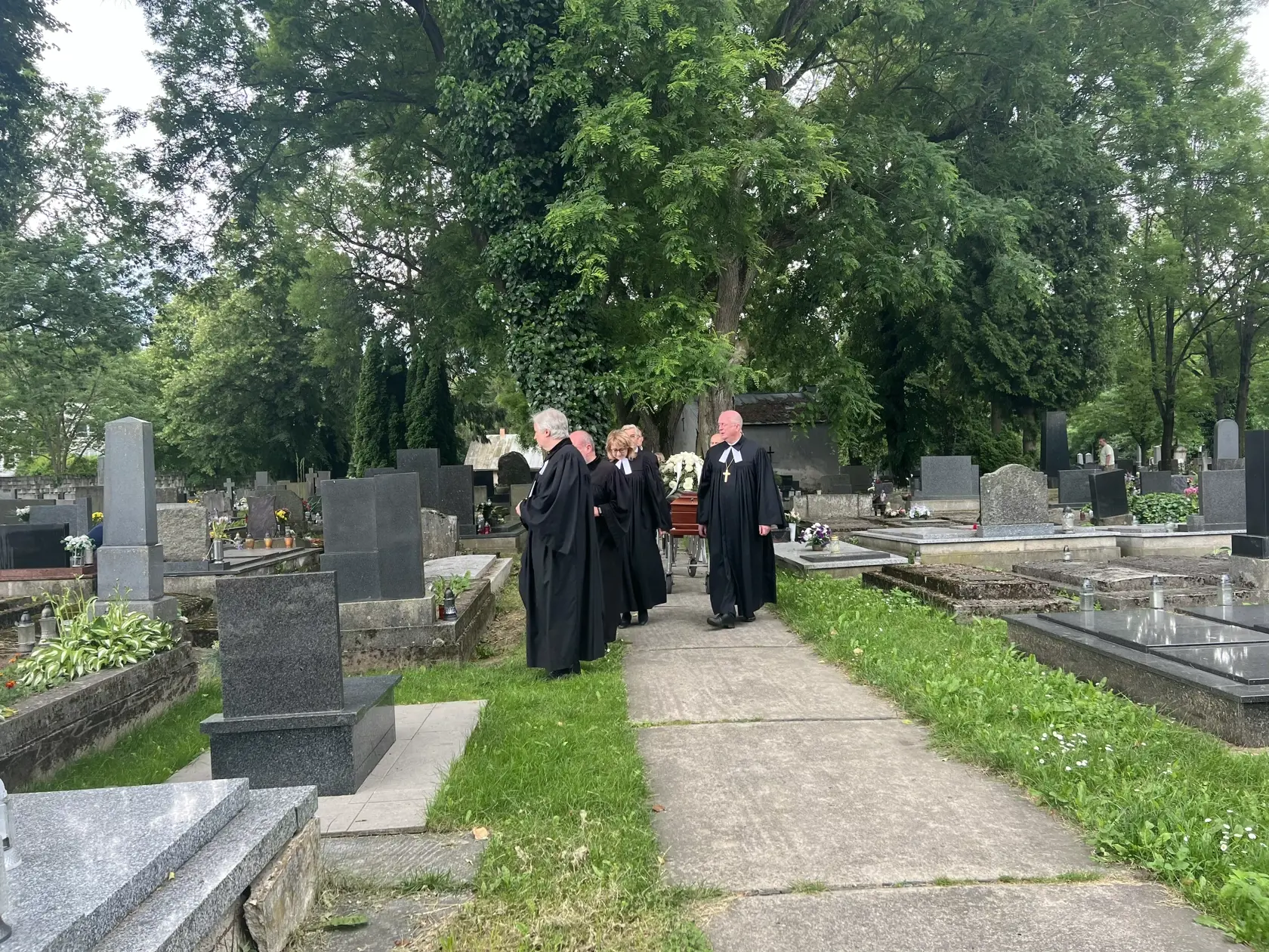 Juraja Sarvaša pochovali hneď vedľa jeho mamy a Jána Bottu, kde počas pochovávania odzneli slová zo Sládkovičovej Maríny.