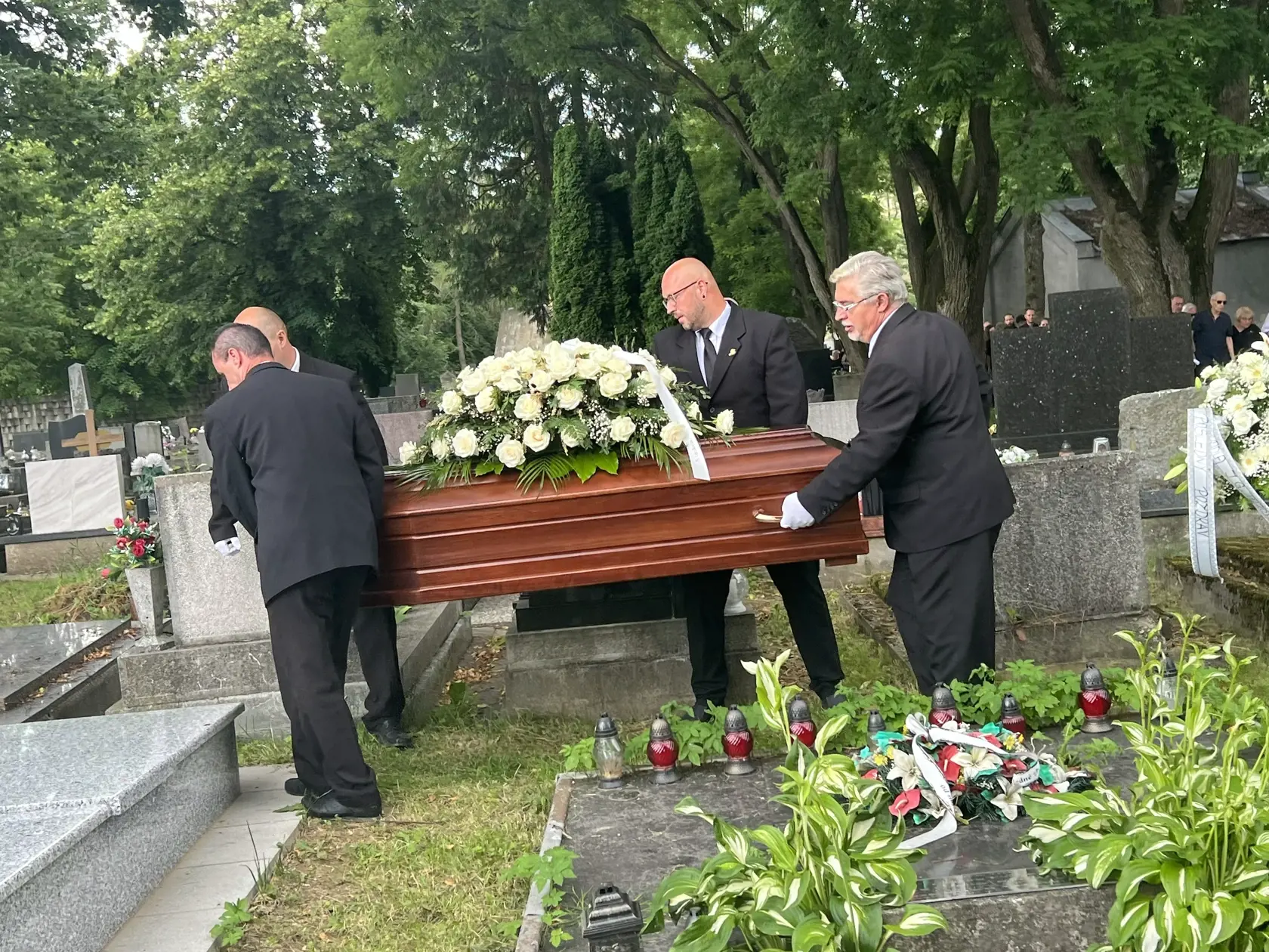 Pohreb prebehol doslova "podľa plánov".