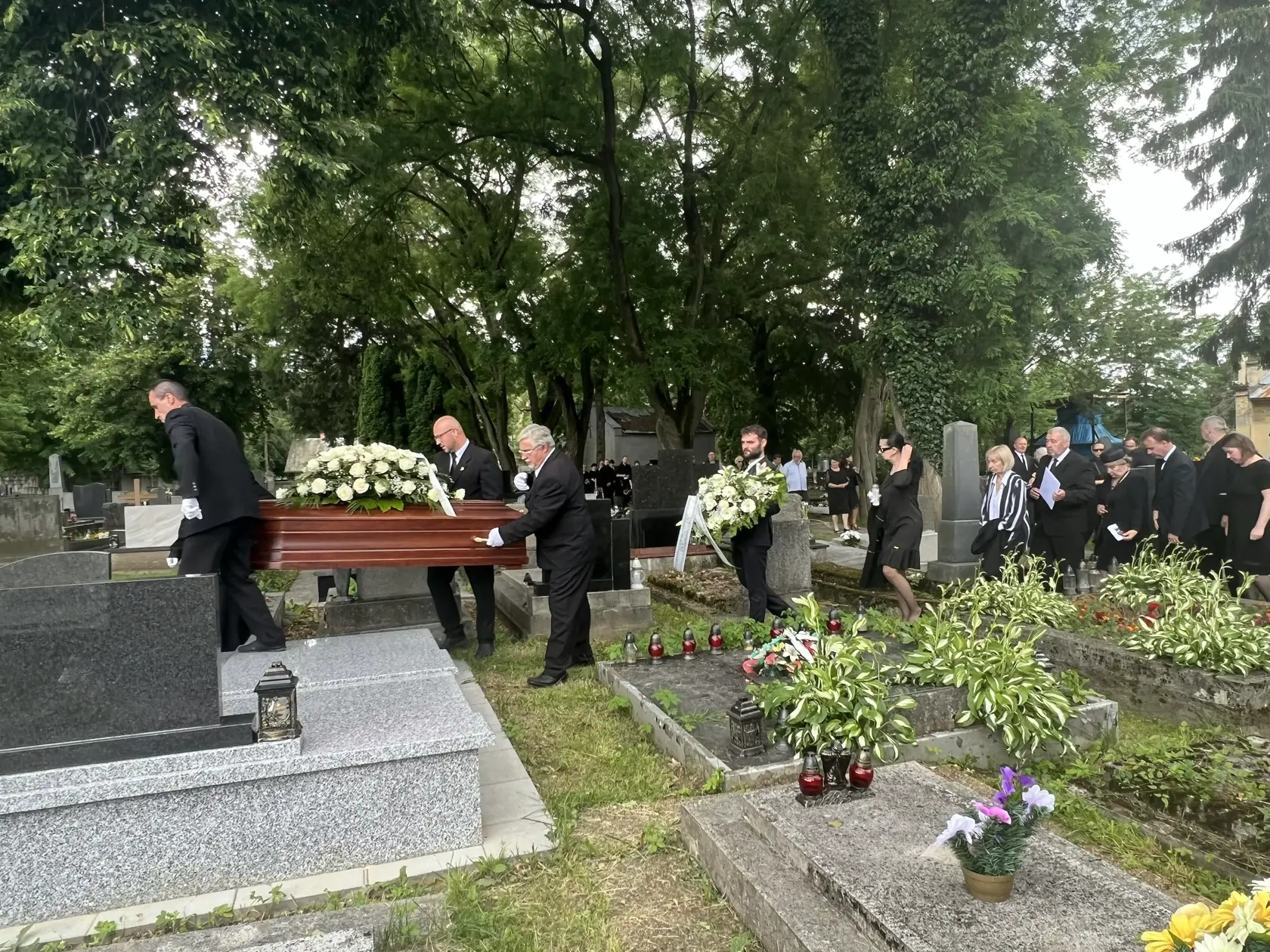 Juraja Sarvaša pochovali hneď vedľa jeho mamy a Jána Bottu, kde počas pochovávania odzneli slová zo Sládkovičovej Maríny.