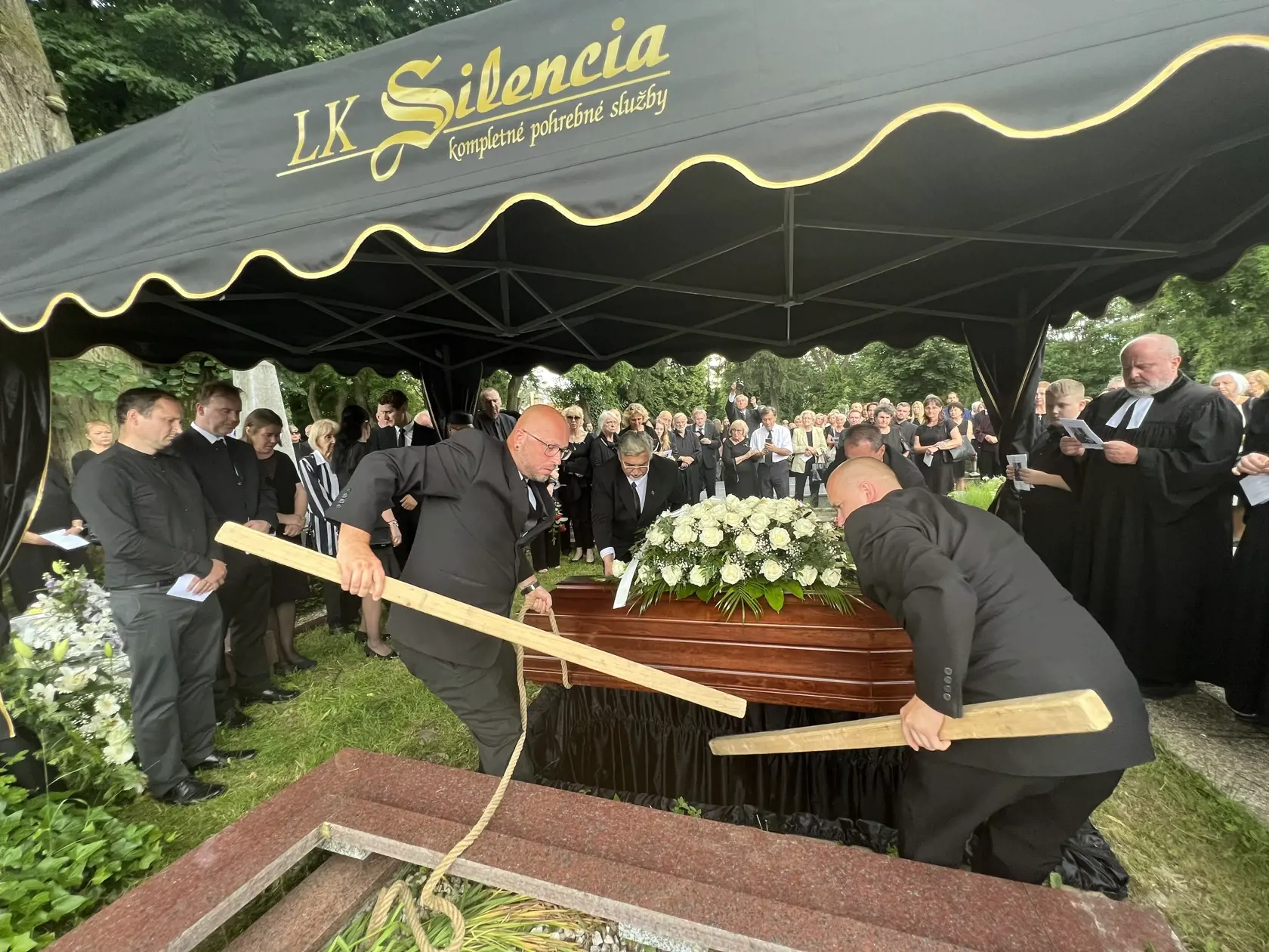 Nad hrobom odzneli Verše Sládkovičovej Maríny.