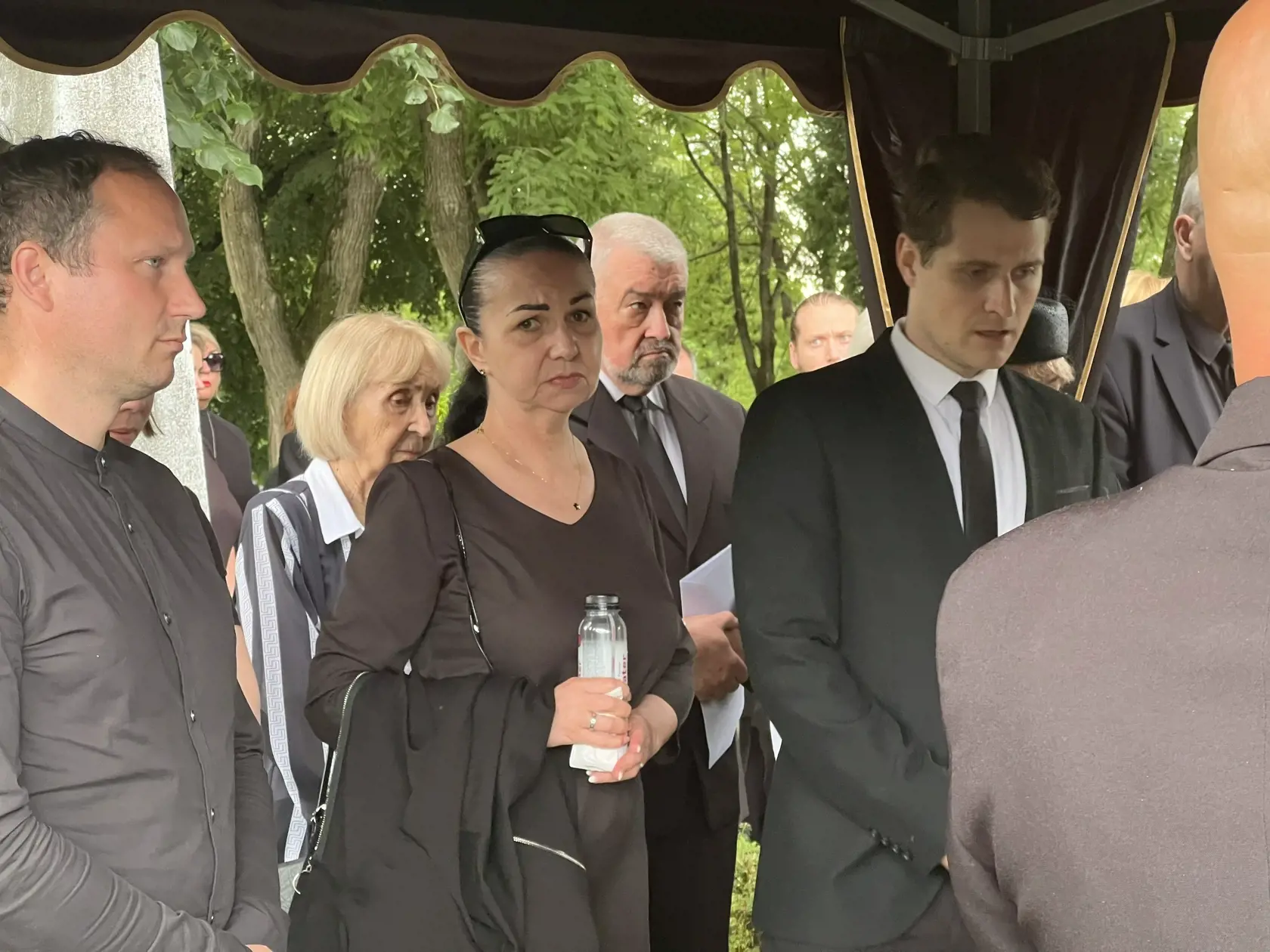 Posledná rozlúčka s hercom Jurajom Sarvašom. Na foto je herečka, dcéra Svetlana.