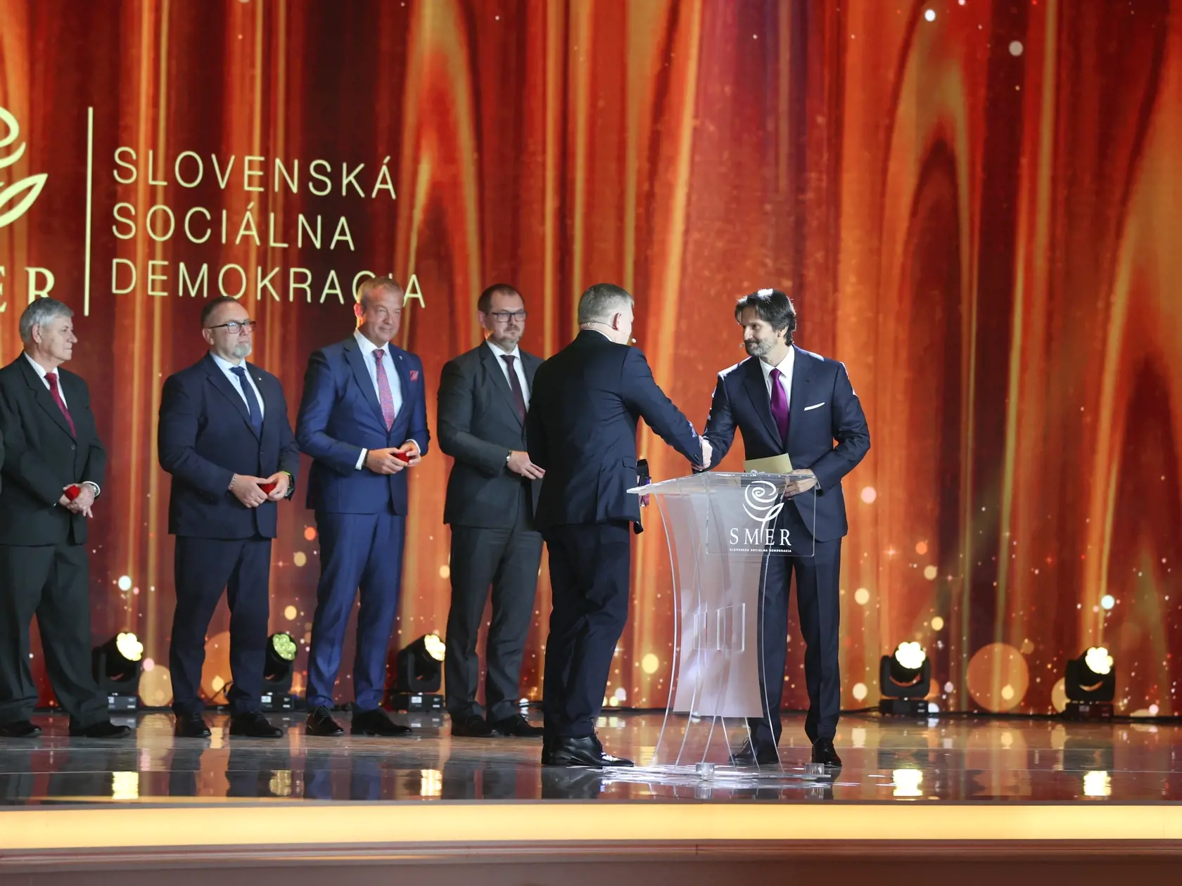 Predseda vlády Slovenskej republiky Robert Fico podáva ruku Robertovi Kaliňákovi (Smer).