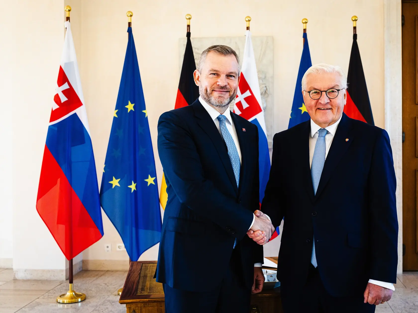 Prezident SR Peter Pellegrini  a nemecký prezident Frank-Walter Steinmeier počas spoločného rokovania na zámku Bellevue v Berlíne.