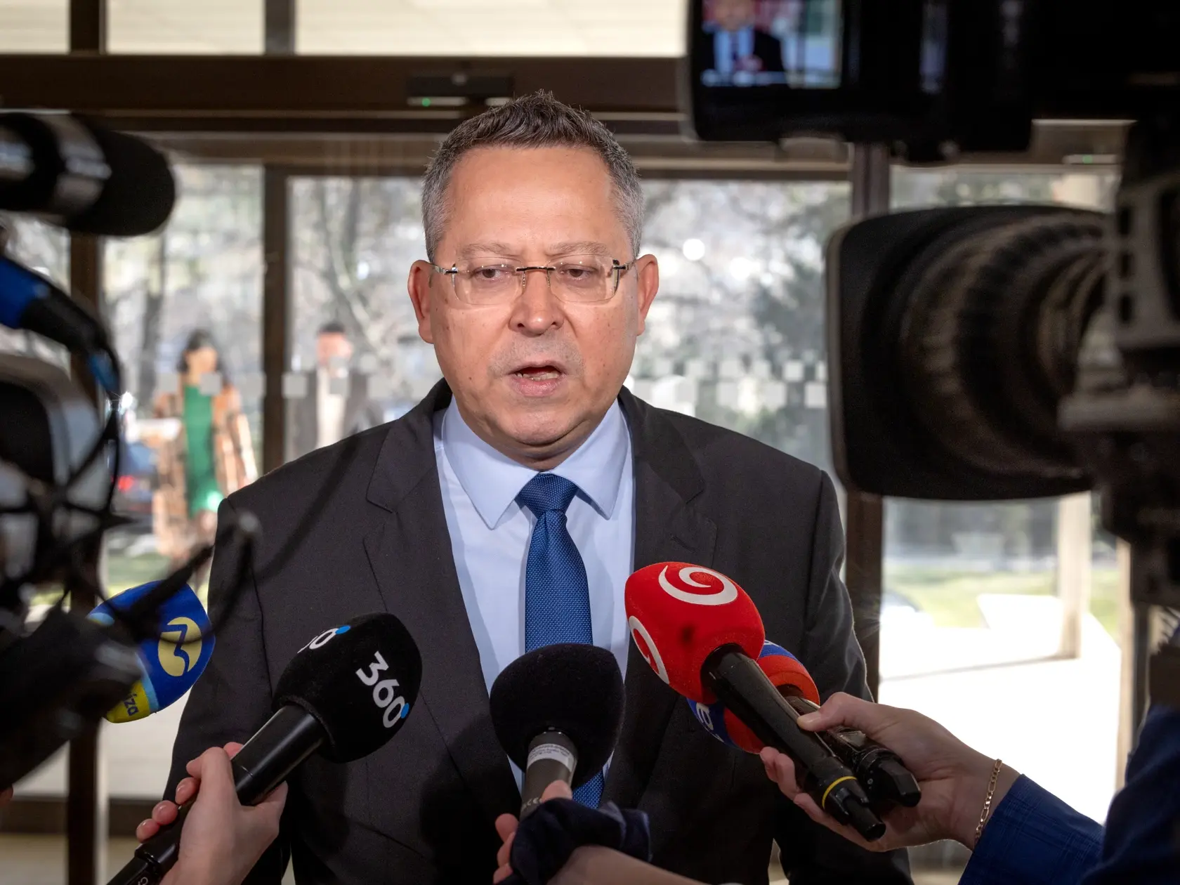 Minister financií Ladislav Kamenický (Smer-SD) minulý týždeň vyzdvihol, že transakčná daň má svoj význam, keďže jej zrušenie by v roku 2026 znamenalo stratu príjmu do štátneho rozpočtu v hodnote asi 700 miliónov eur.
