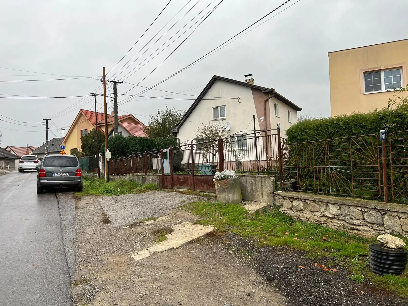 Rodinný dom, ktorý patrí rodičom útočníka.