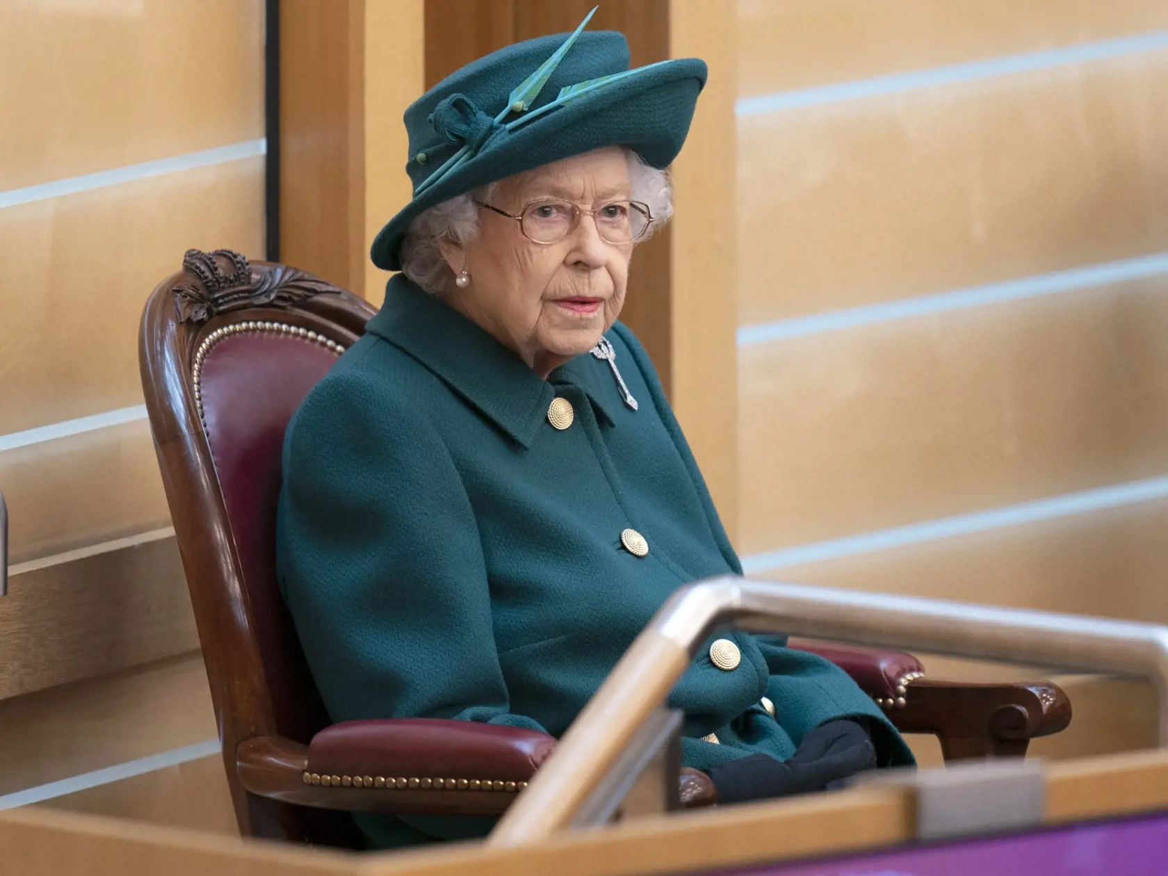 JB 22 Edinburgh - Britská kráľovná Alžbeta II. sedí v škótskom parlamente v Edinburghu 2. októbra 2021, kde vystúpi s príhovorom na ustanovujúcom zasadnutí škótskeho parlamentu, ktorý vzišiel z májových volieb. FOTO TASR/AP 

Britain's Queen Elizabeth II sits in the debating chamber to mark the official start of the sixth session of the Scottish Parliament, in Edinburgh, Scotland, Saturday, Oct. 2, 2021. (Jane Barlow/Pool Photo via AP)