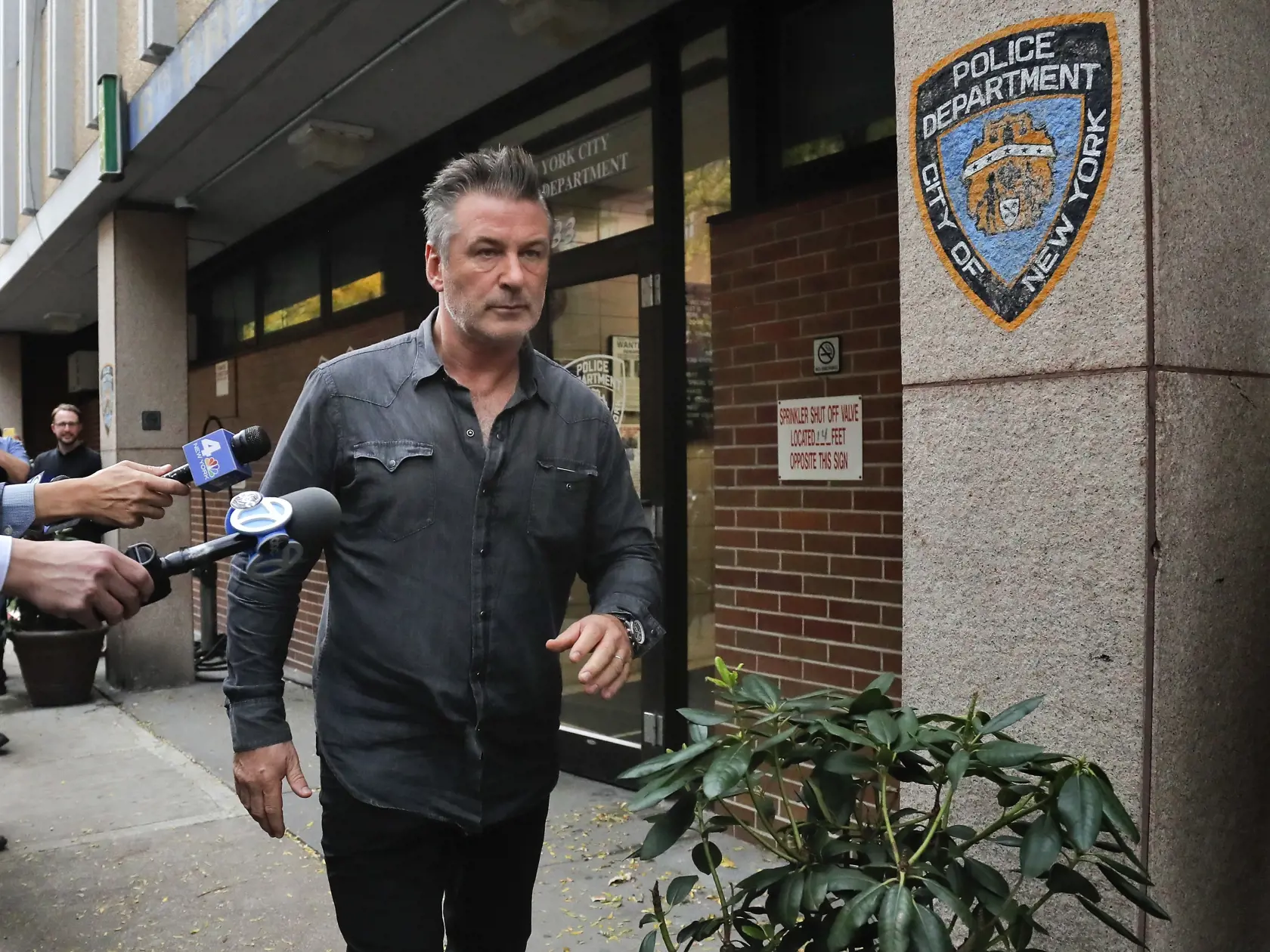 KK12 New York - Herec Alec Baldwin vychádza z policajnej stanice 2. novembra 2018 v New Yorku. Amerického herca Aleca Baldwina v piatok zatkli a obvinili z napadnutia a obťažovania po tom, ako údajne udrel muža do tváre počas hádky o parkovacie miesto pri svojom dome v New Yorku.  FOTO TASR/AP