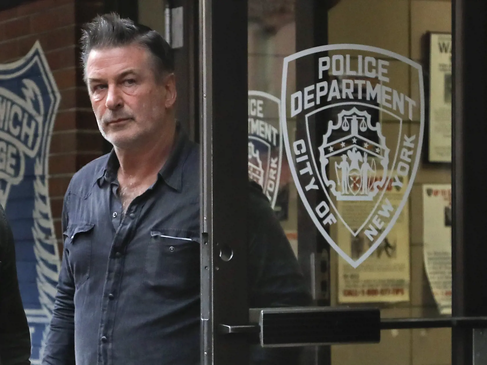 KK13 New York - Herec Alec Baldwin vychádza z policajnej stanice 2. novembra 2018 v New Yorku. Amerického herca Aleca Baldwina v piatok zatkli a obvinili z napadnutia a obťažovania po tom, ako údajne udrel muža do tváre počas hádky o parkovacie miesto pri svojom dome v New Yorku.  FOTO TASR/AP
